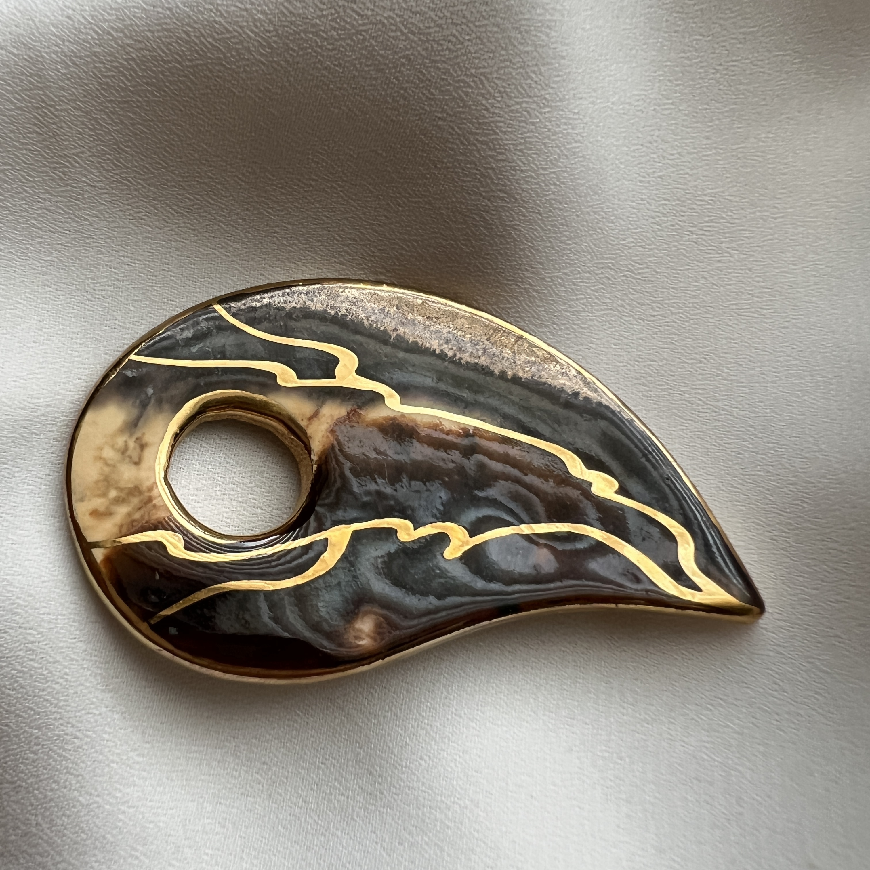 Vintažinė abstrakti segė, organiškų formų