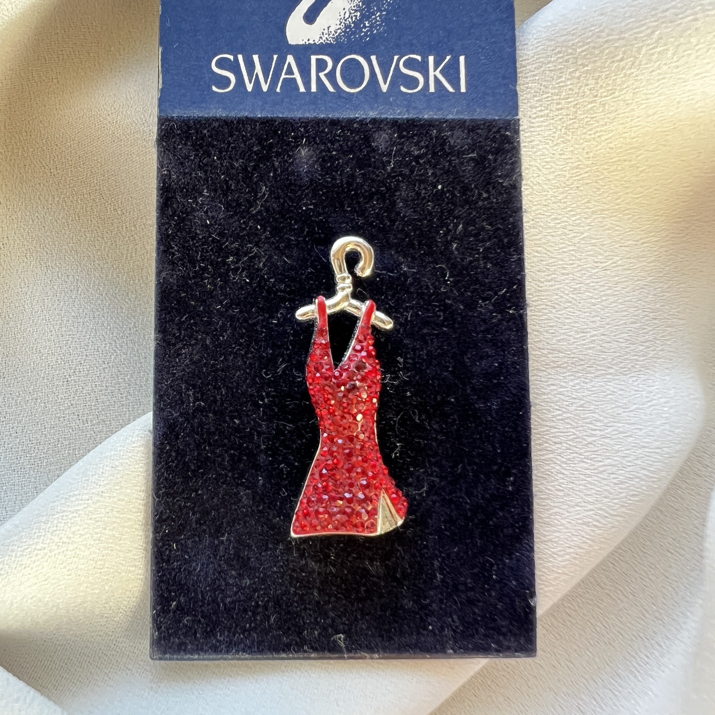 ❤️ Swarovski sagė „raudona suknelė“ – mažas akcentas su charakteriu