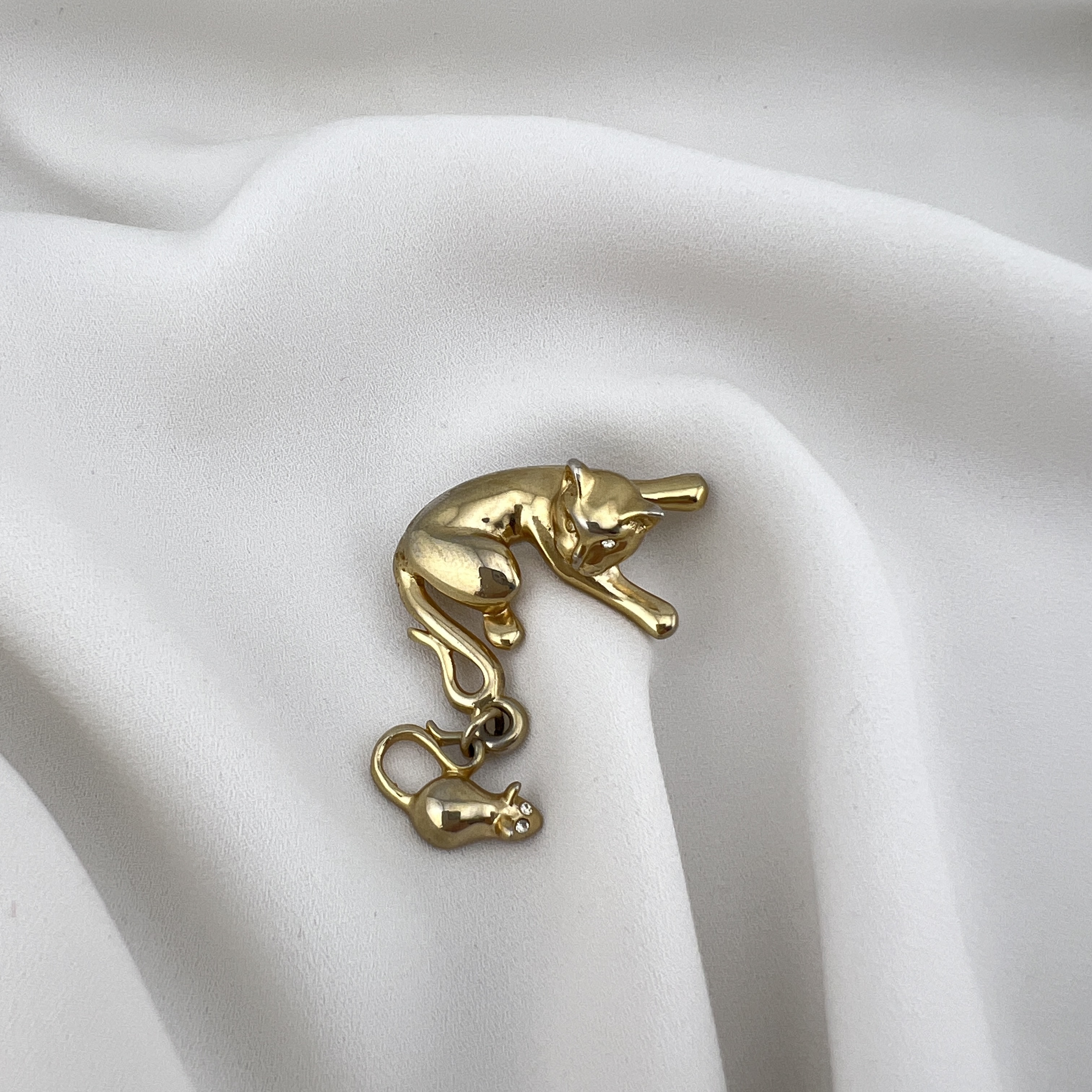 Aukso spalvos vintažinė katės ir pelės sagė