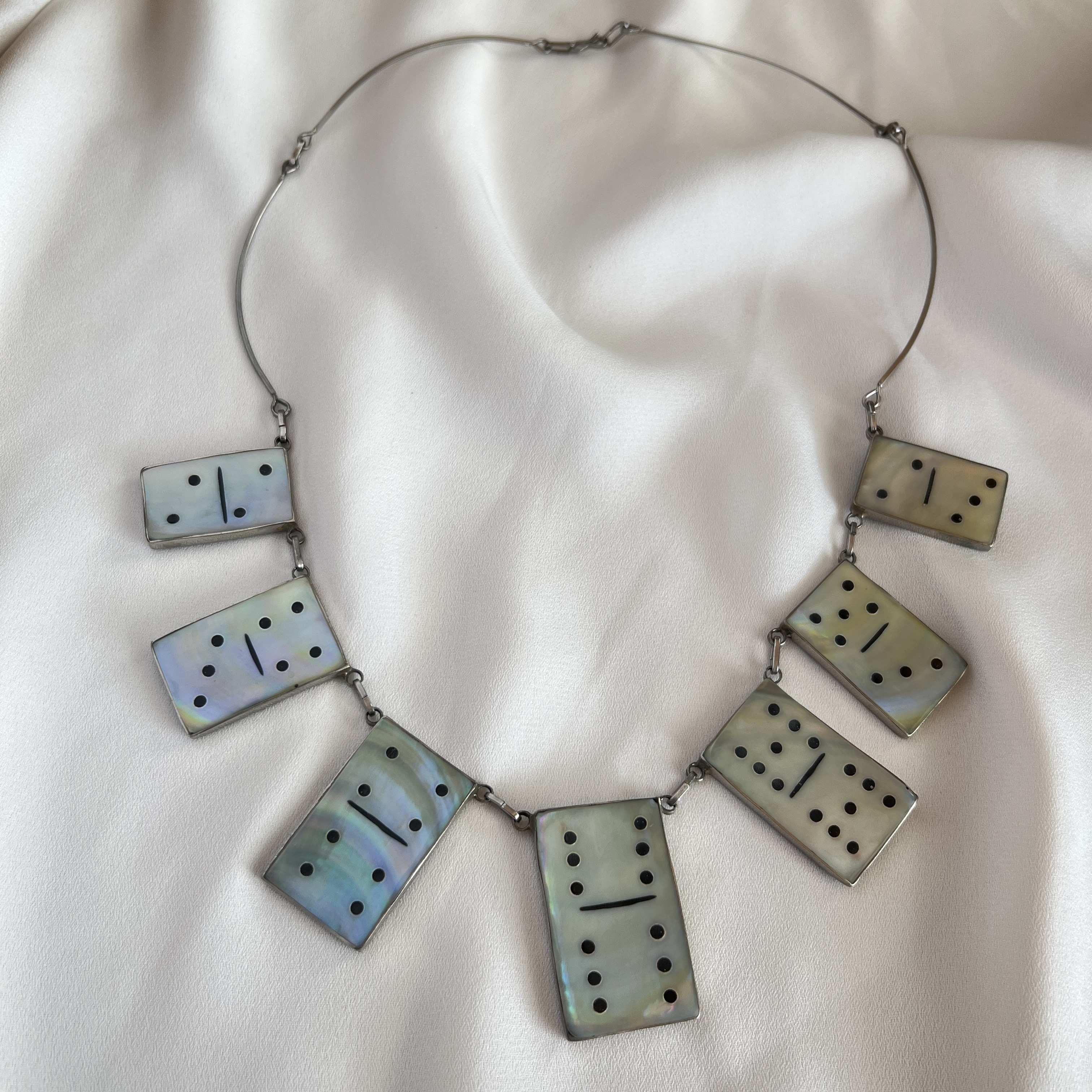 Išskirtinis perlamutro vėrinys „Domino“