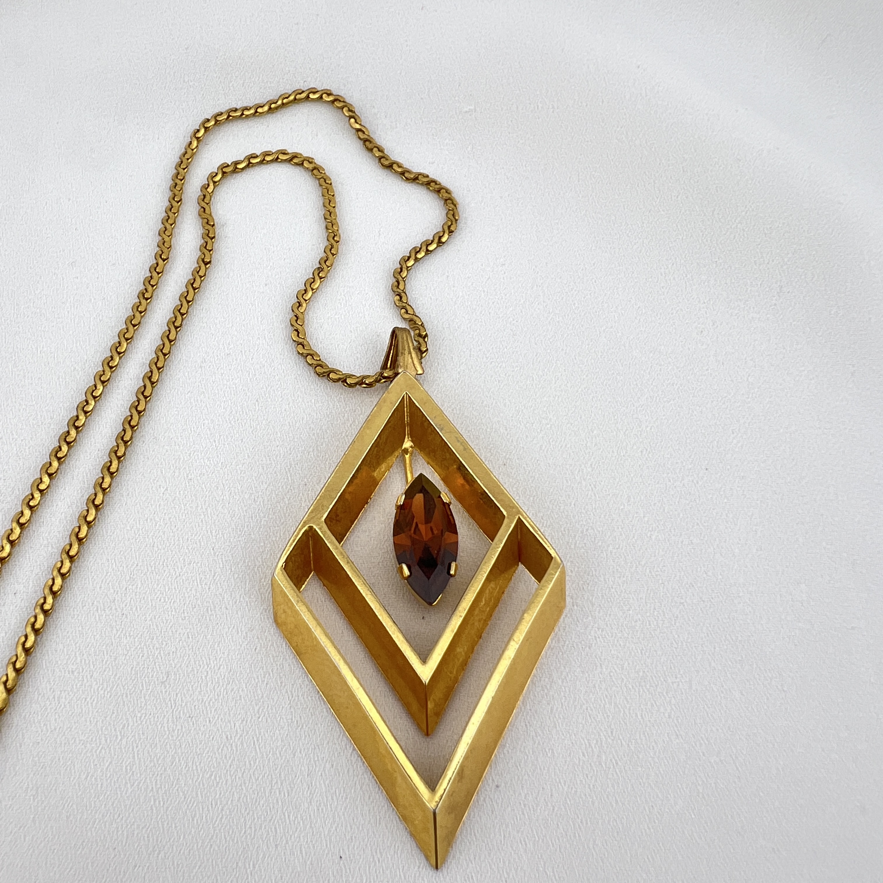 Aukso spalvos „Charoro“ vėrinys su geometriniu pakabuku