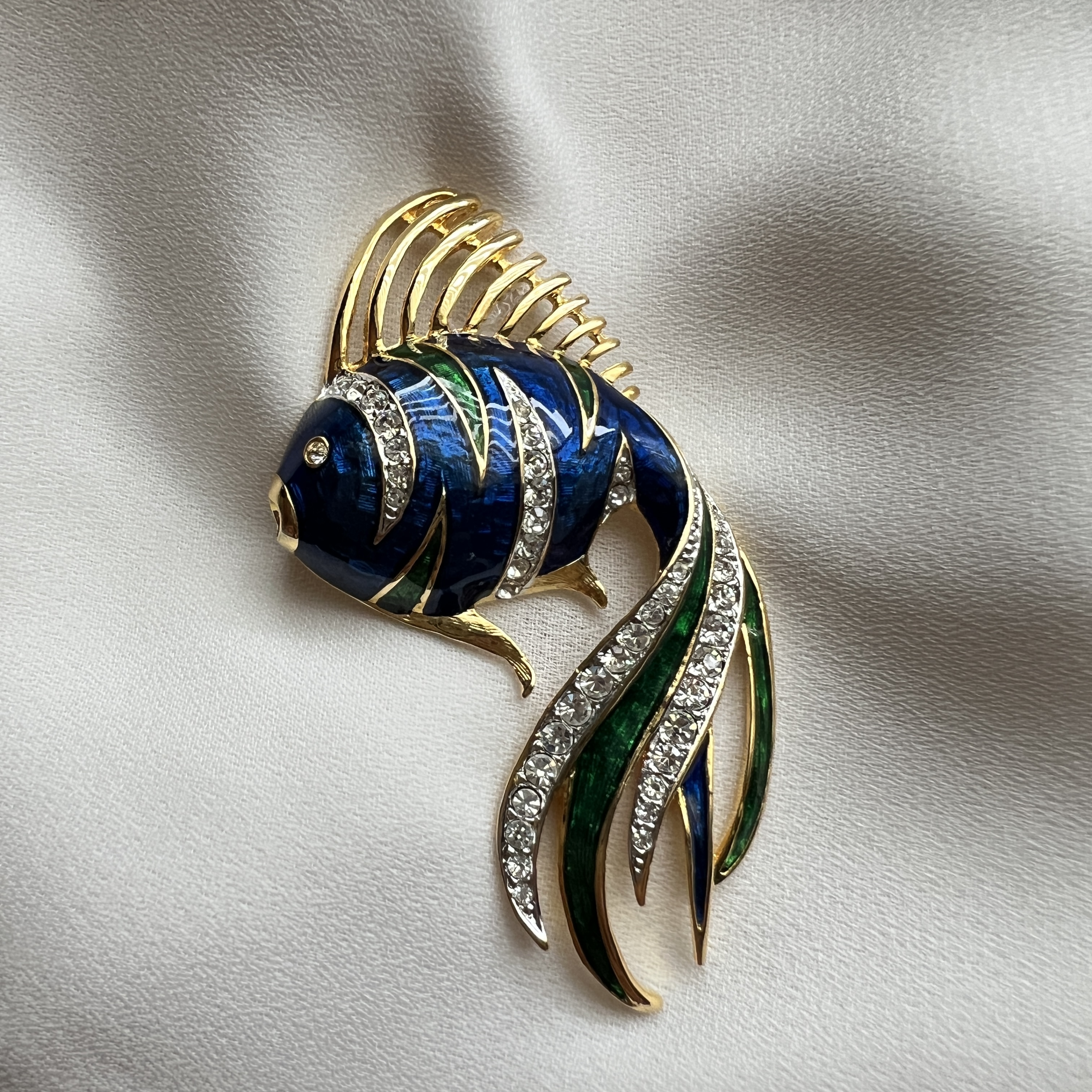 Vintažinė auksuota emaliuota žuvies sagė