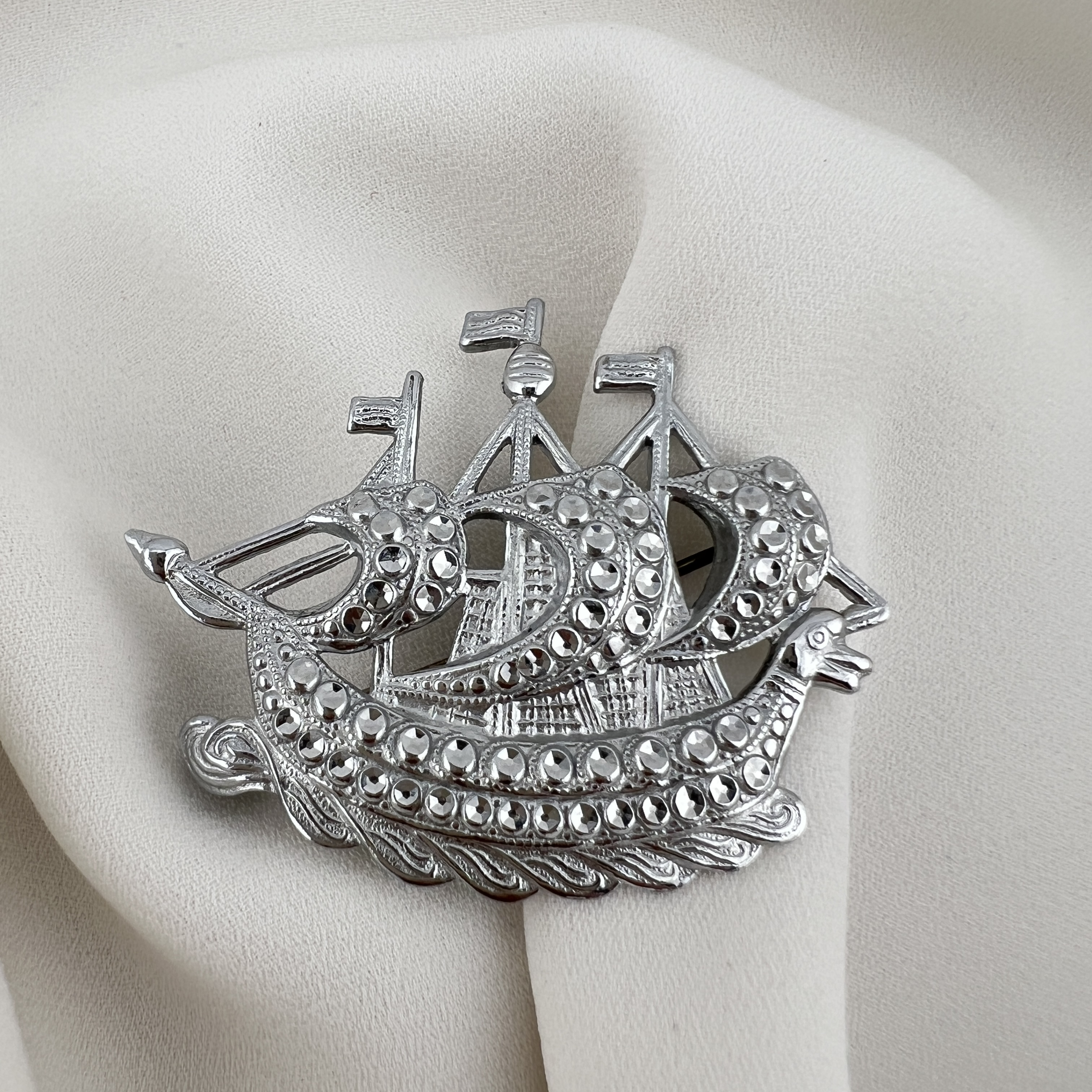 Vintažinė „Staybrite“ galiono sagė (Art Deco)