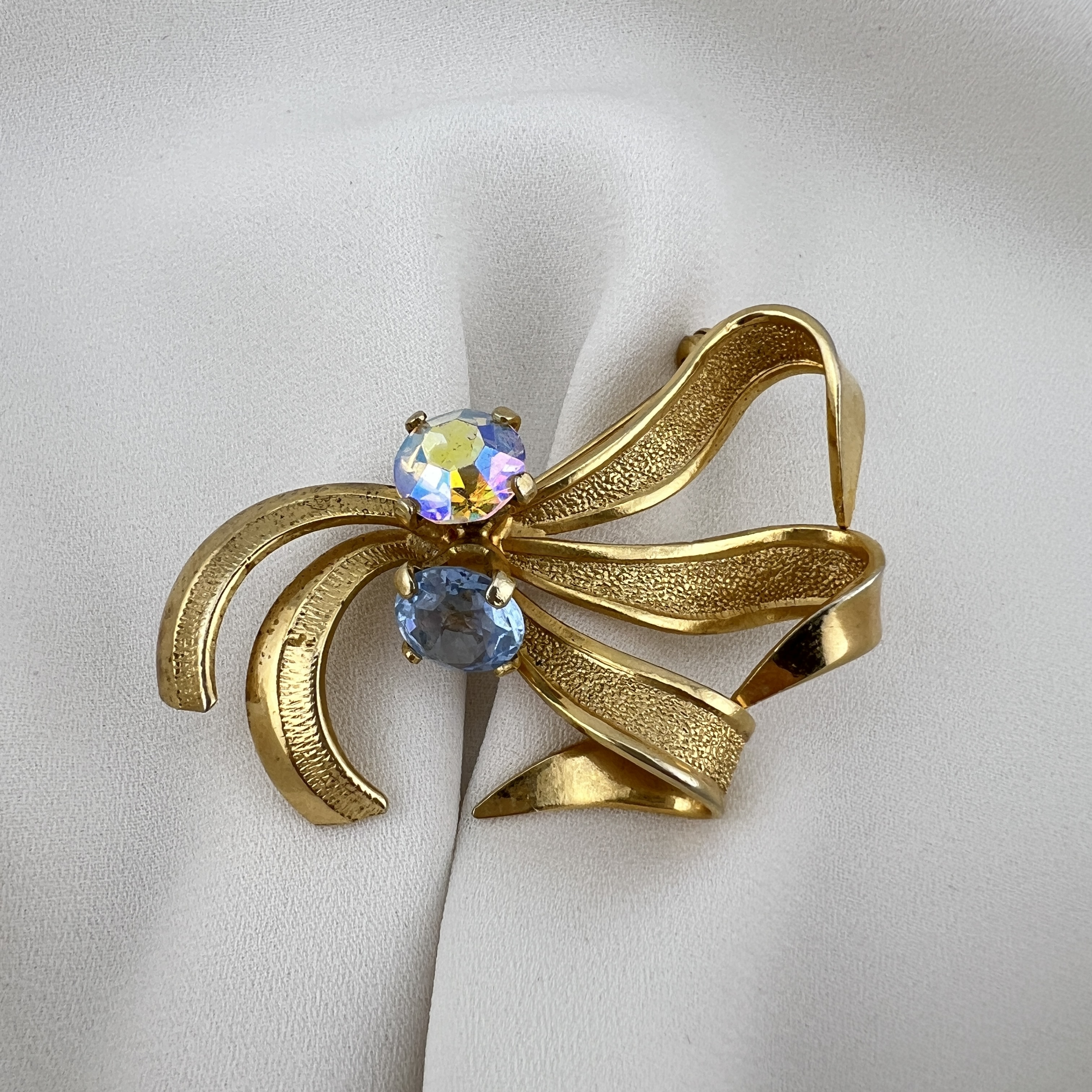 Vintažinė Aurora Borealis kaspino sagė