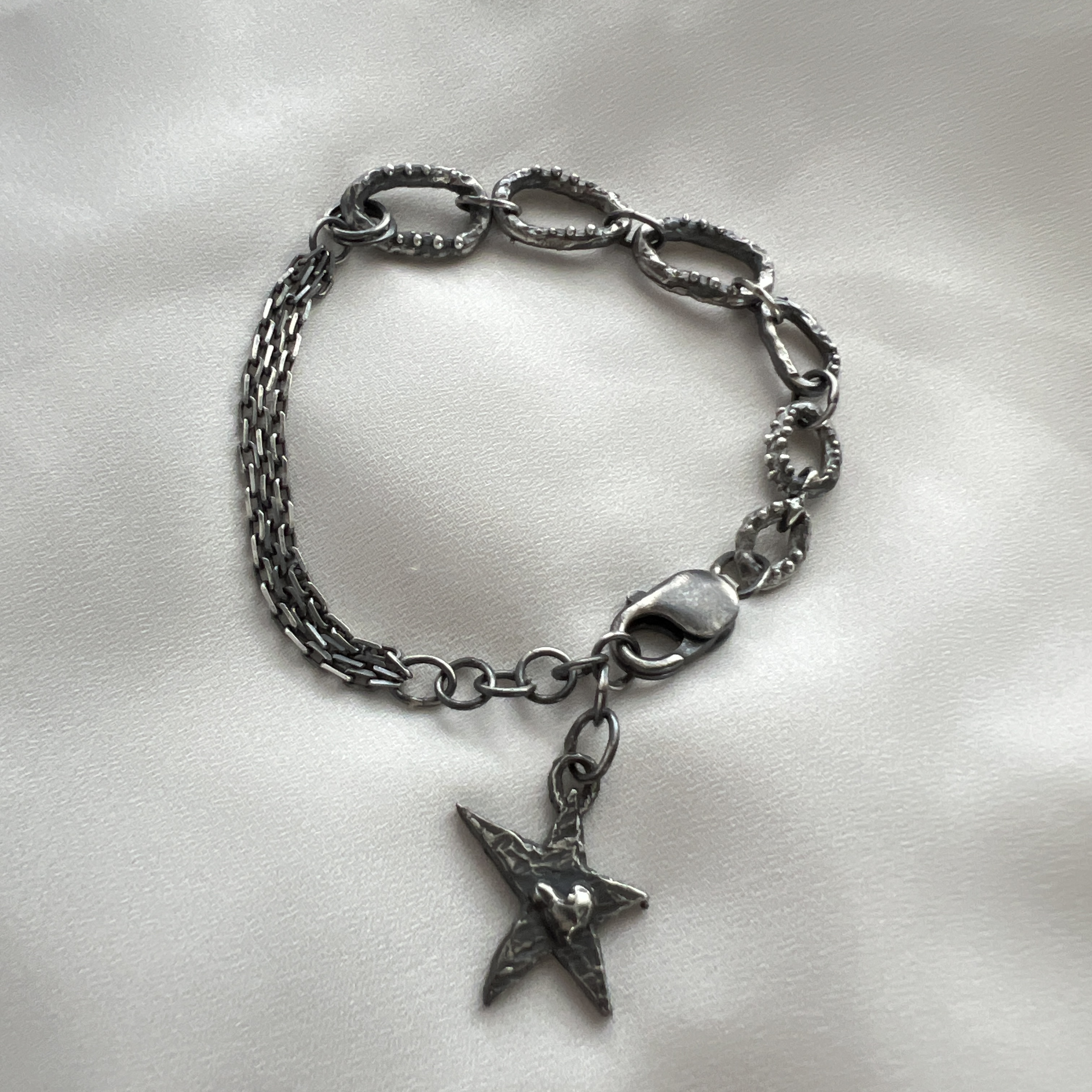 Rankų darbo oksiduoto sidabro grandinėlės apyrankė su žvaigždės pakabuku