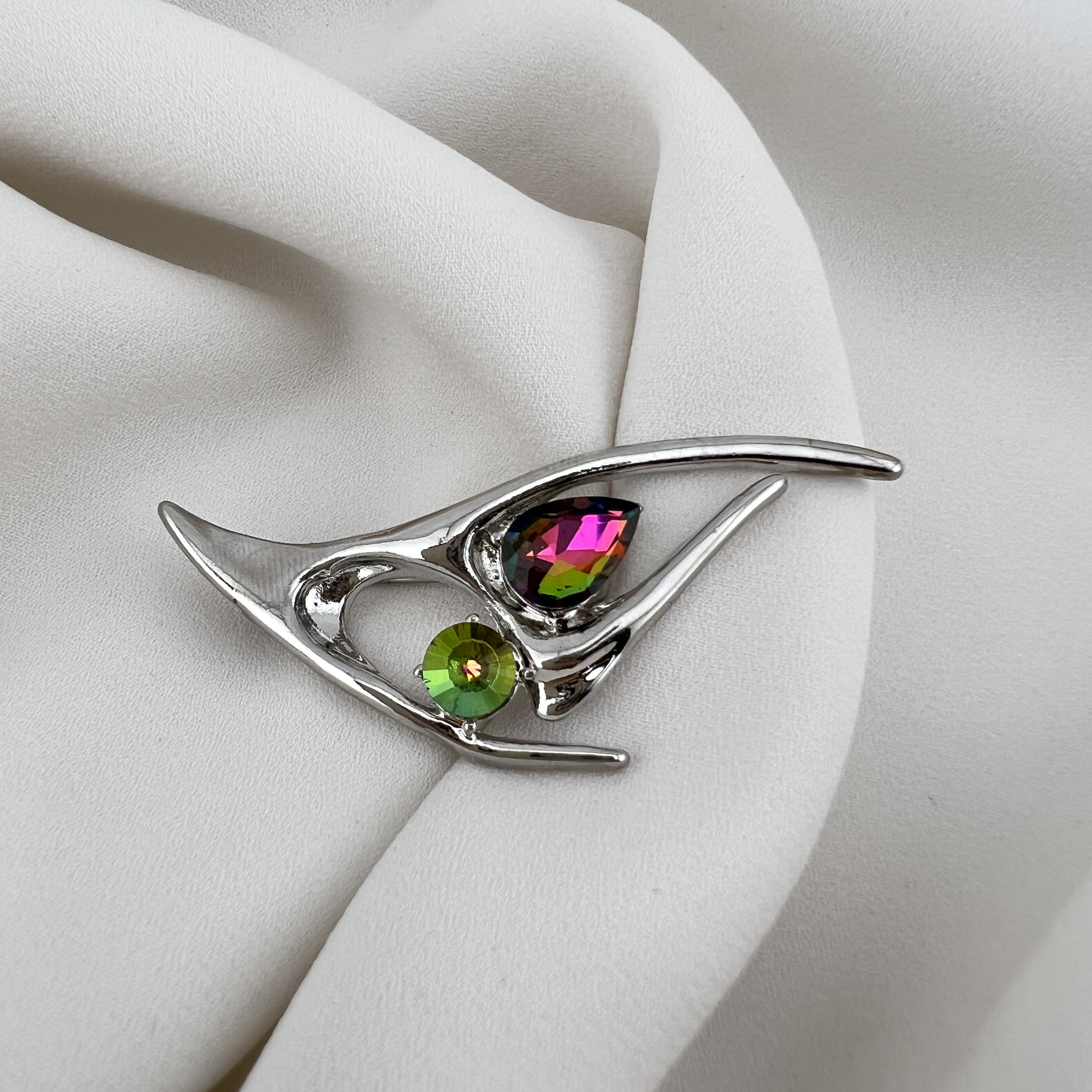 Sidabro spalvos futuristinė sagė „Liquid Metal“