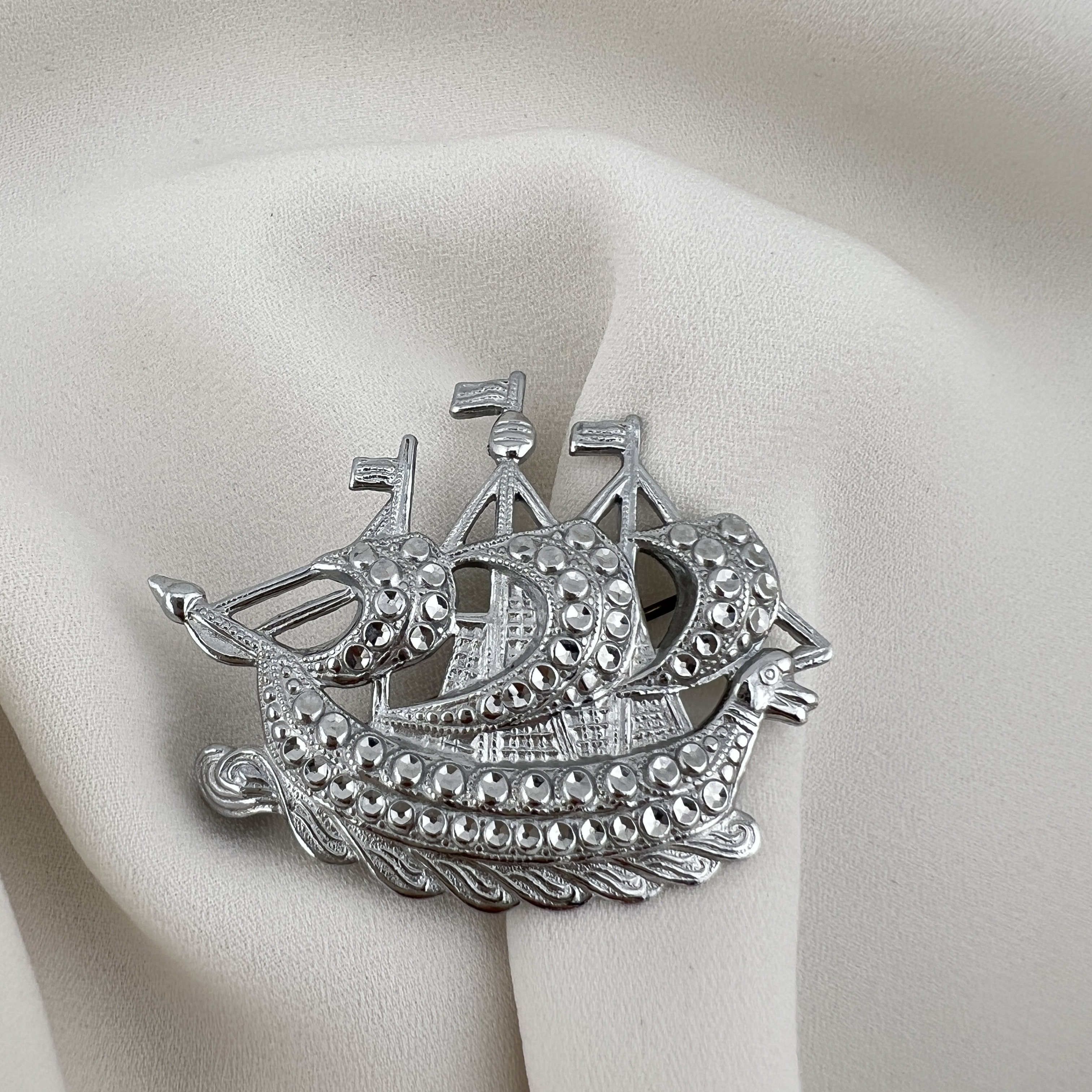 Vintažinė „Staybrite“ galiono sagė (Art Deco)