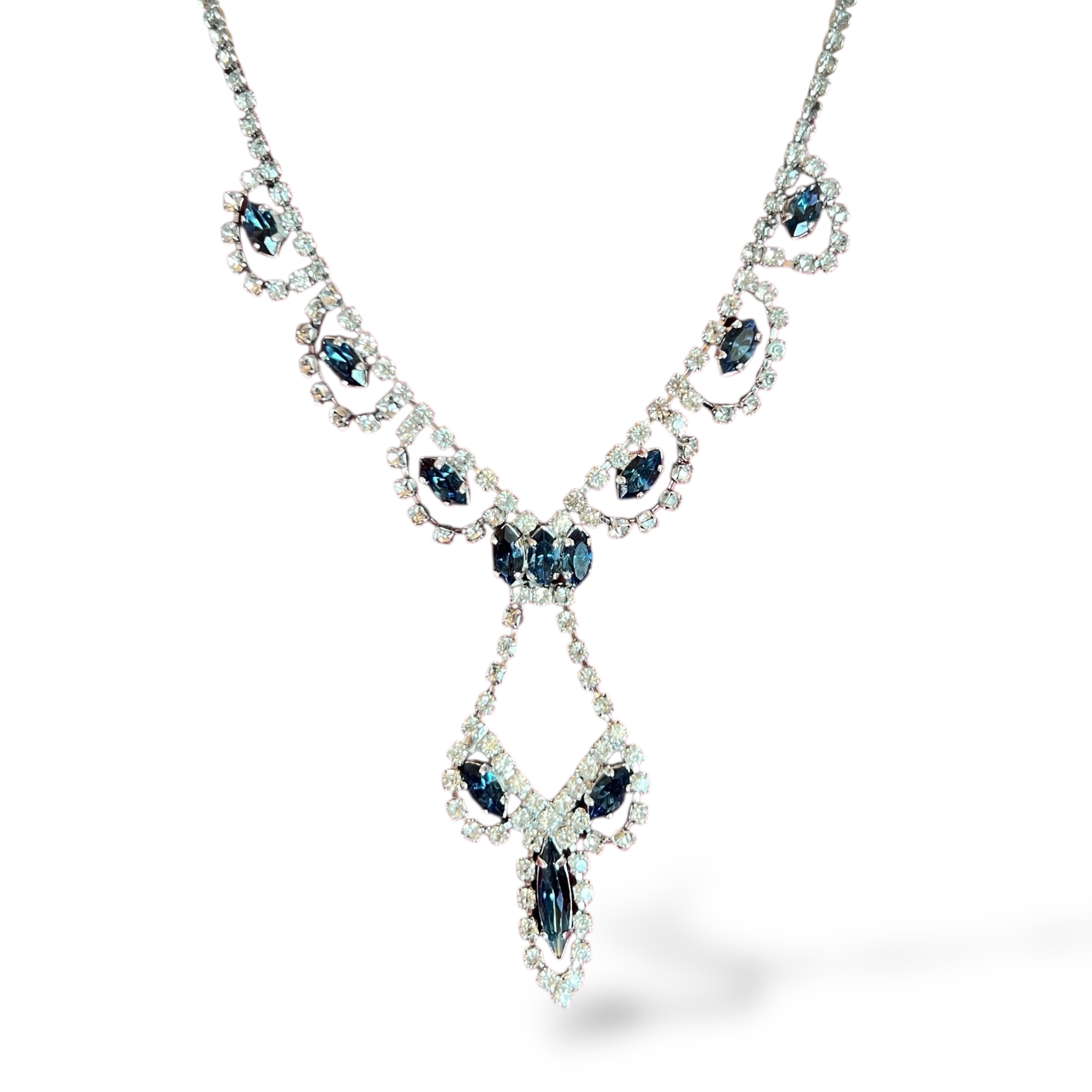 Vintažinis kaklo papuošalas su mėlynais kristalais