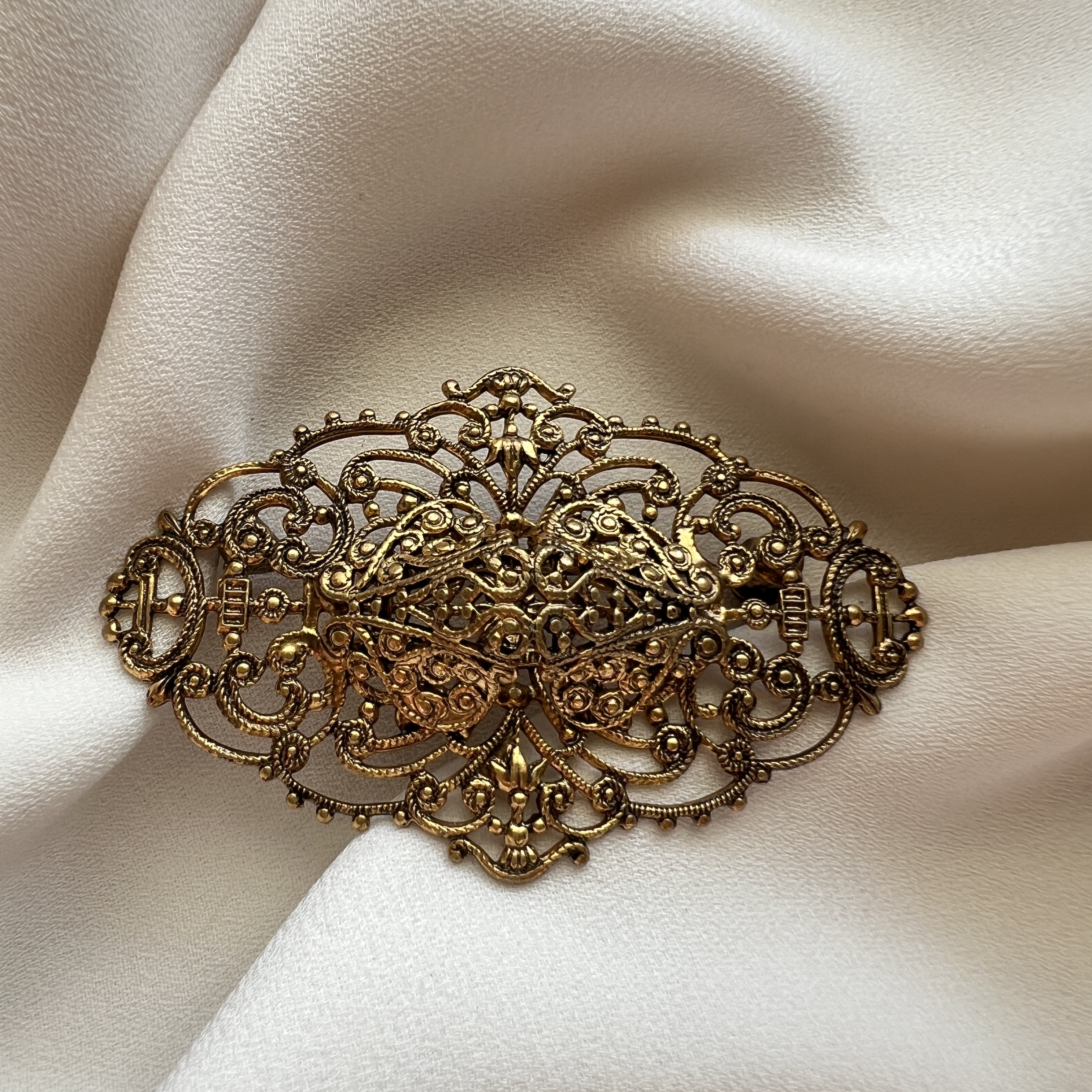 Auksuota filigraninė segė – klasikinis vintažinis darbas