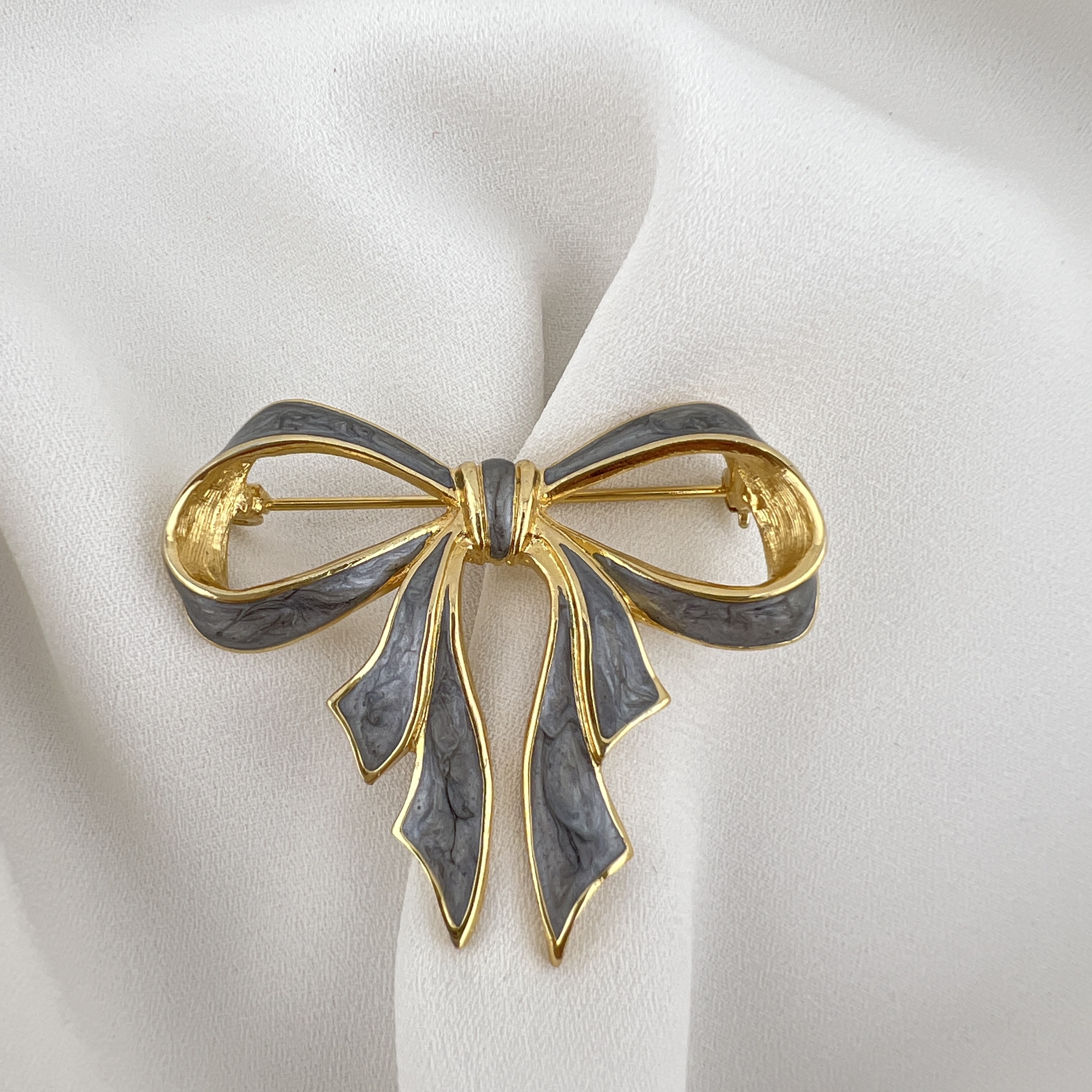 Vintažinė dviejų tonų kaspino sagė