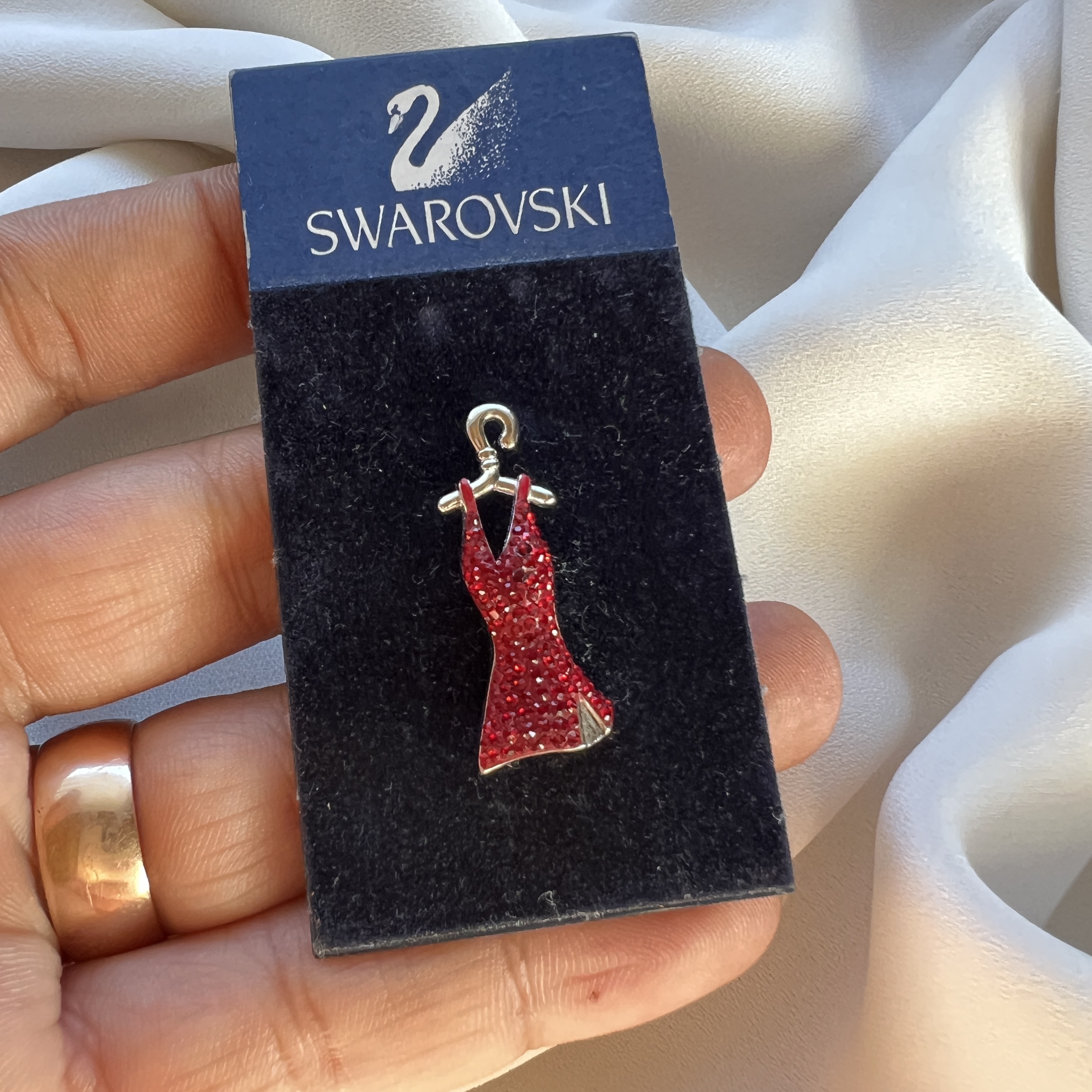 ❤️ Swarovski sagė „raudona suknelė“ – mažas akcentas su charakteriu