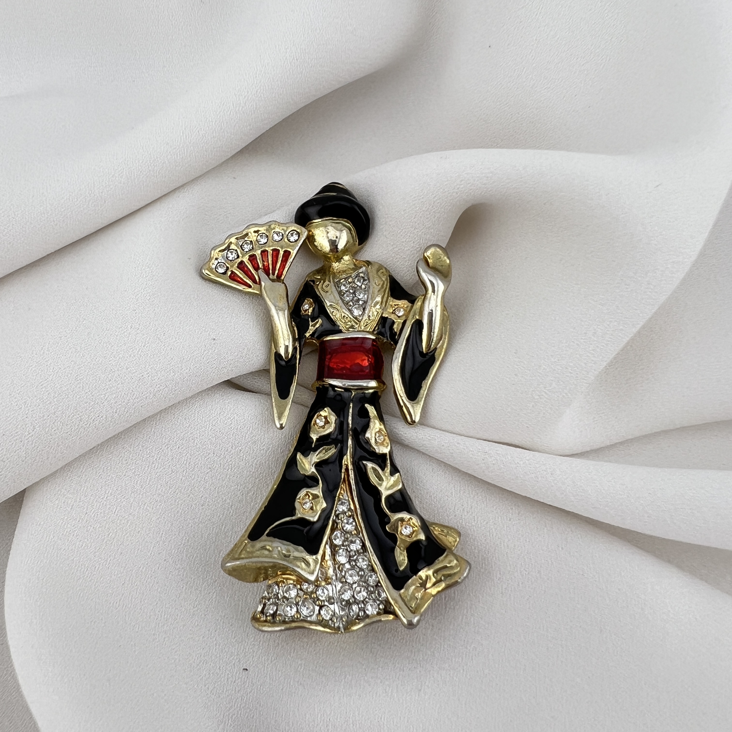 Vintažinė segė „Rytų paslaptis – Geiša“ 🎎✨