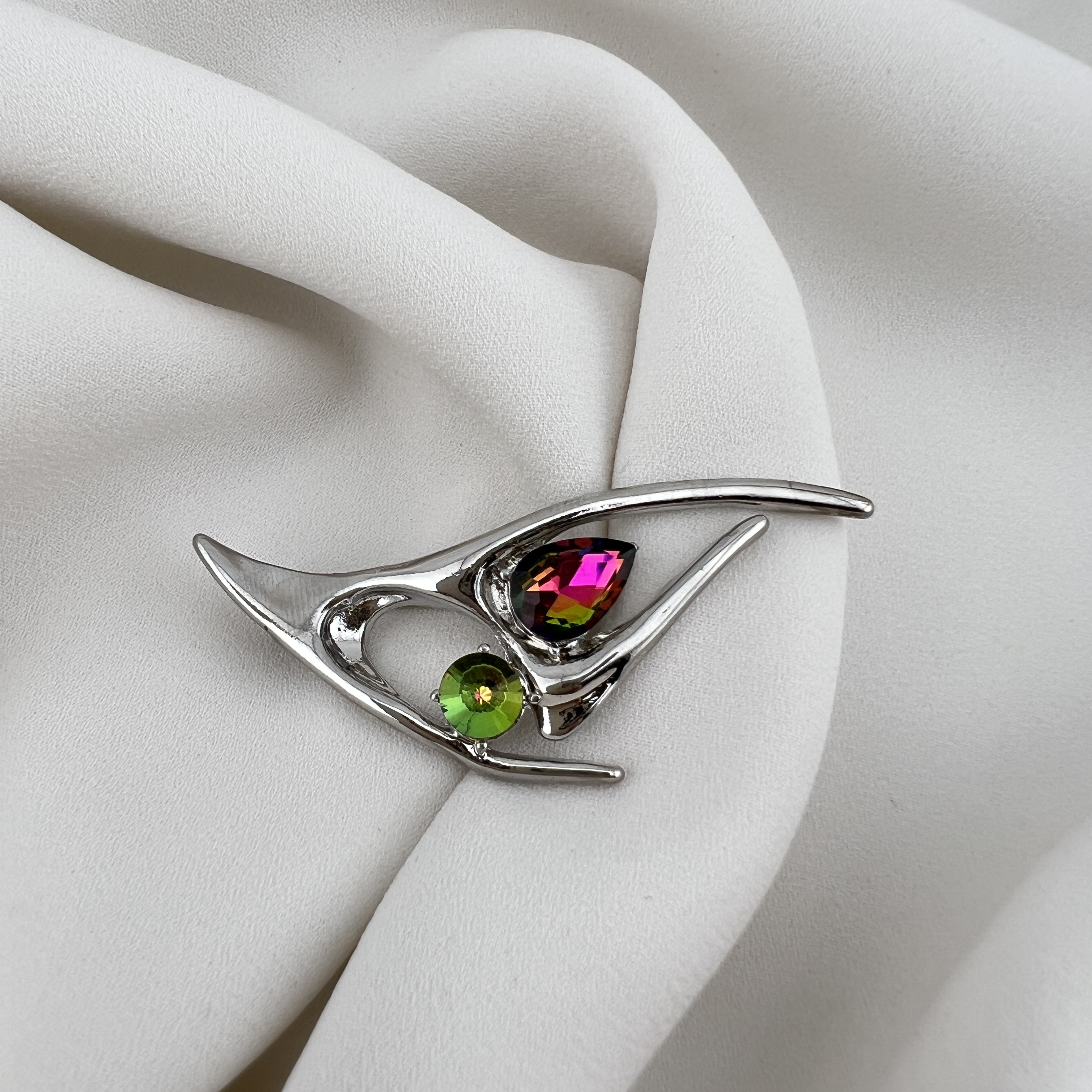 Sidabro spalvos futuristinė sagė „Liquid Metal“