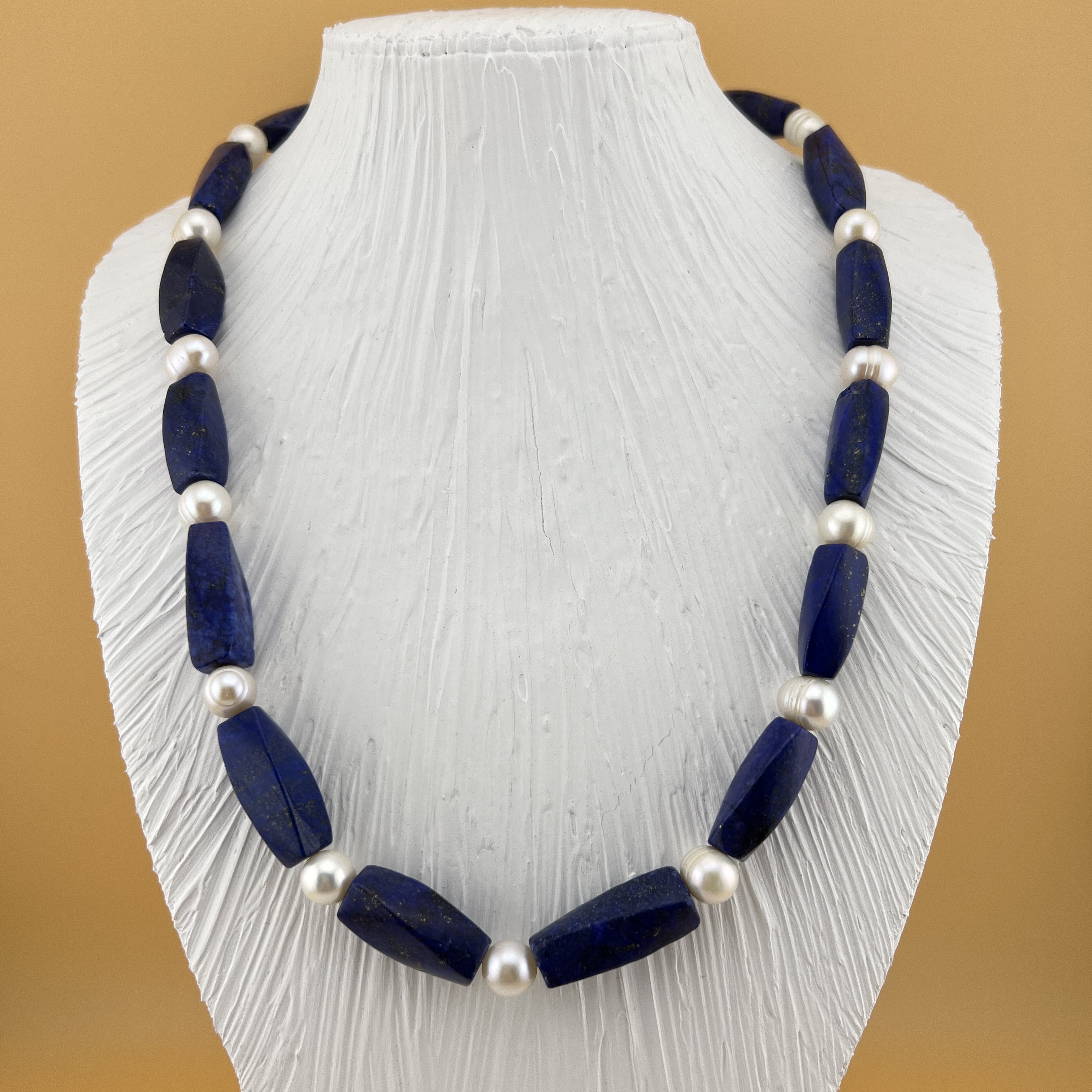 Autentiškas lapis lazuli ir gėlavandenių perlų vėrinys