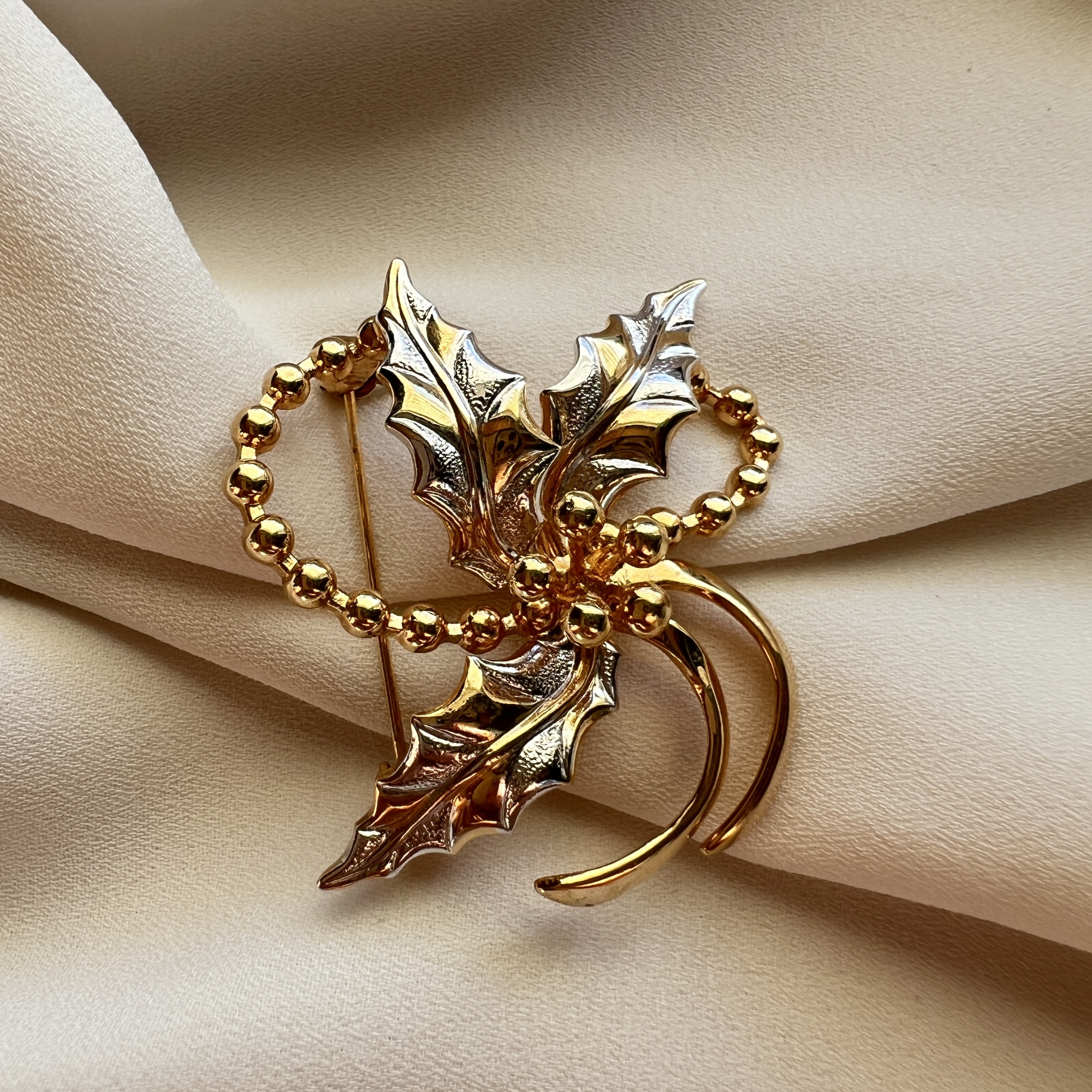 Vintažinė sagė su lapu