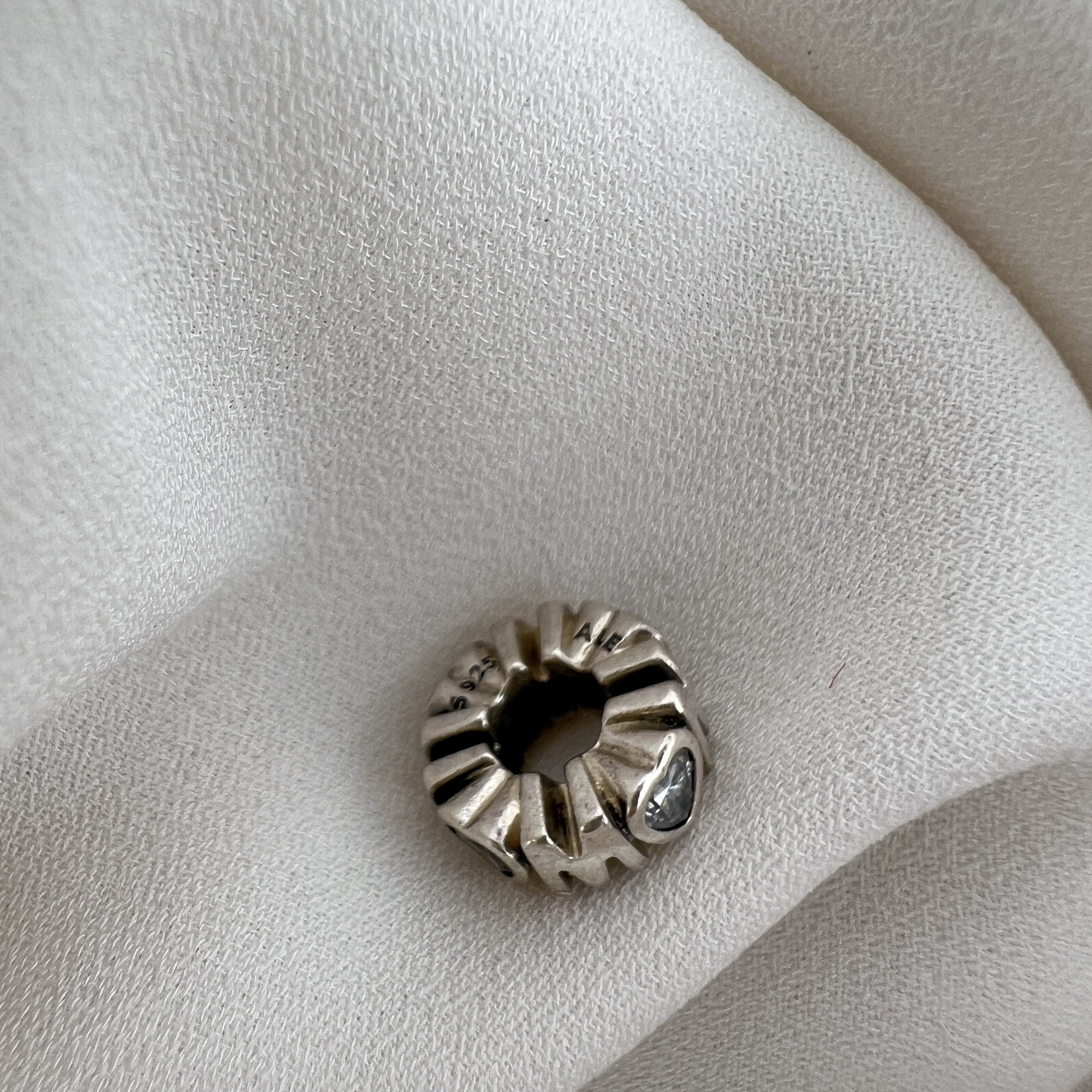 „Pandora“ sidabrinis tarpiklis „MOM“ su spindinčia širdele