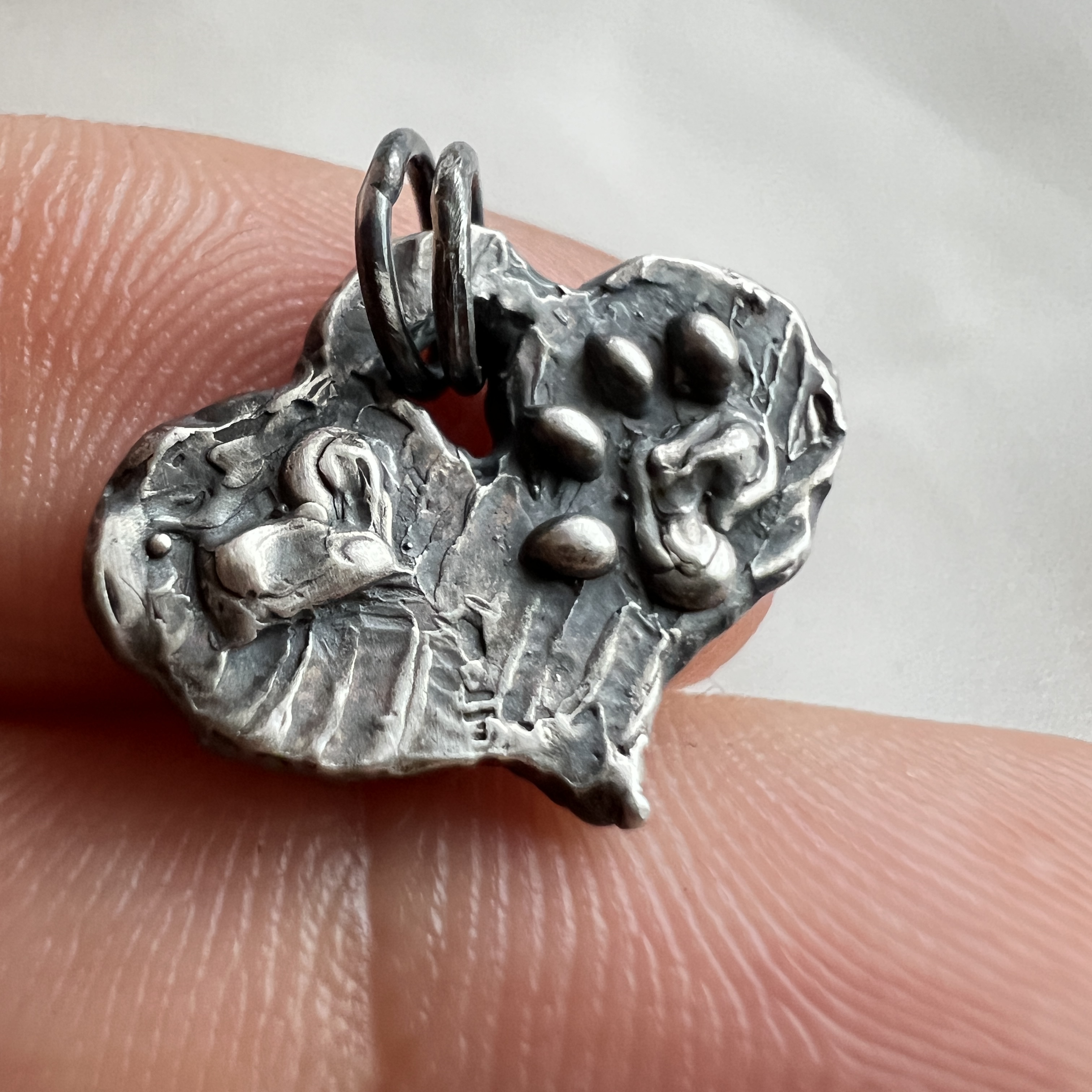 Rankų darbo sidabrinis širdies pakabukas "Šuniuko pėdutė"