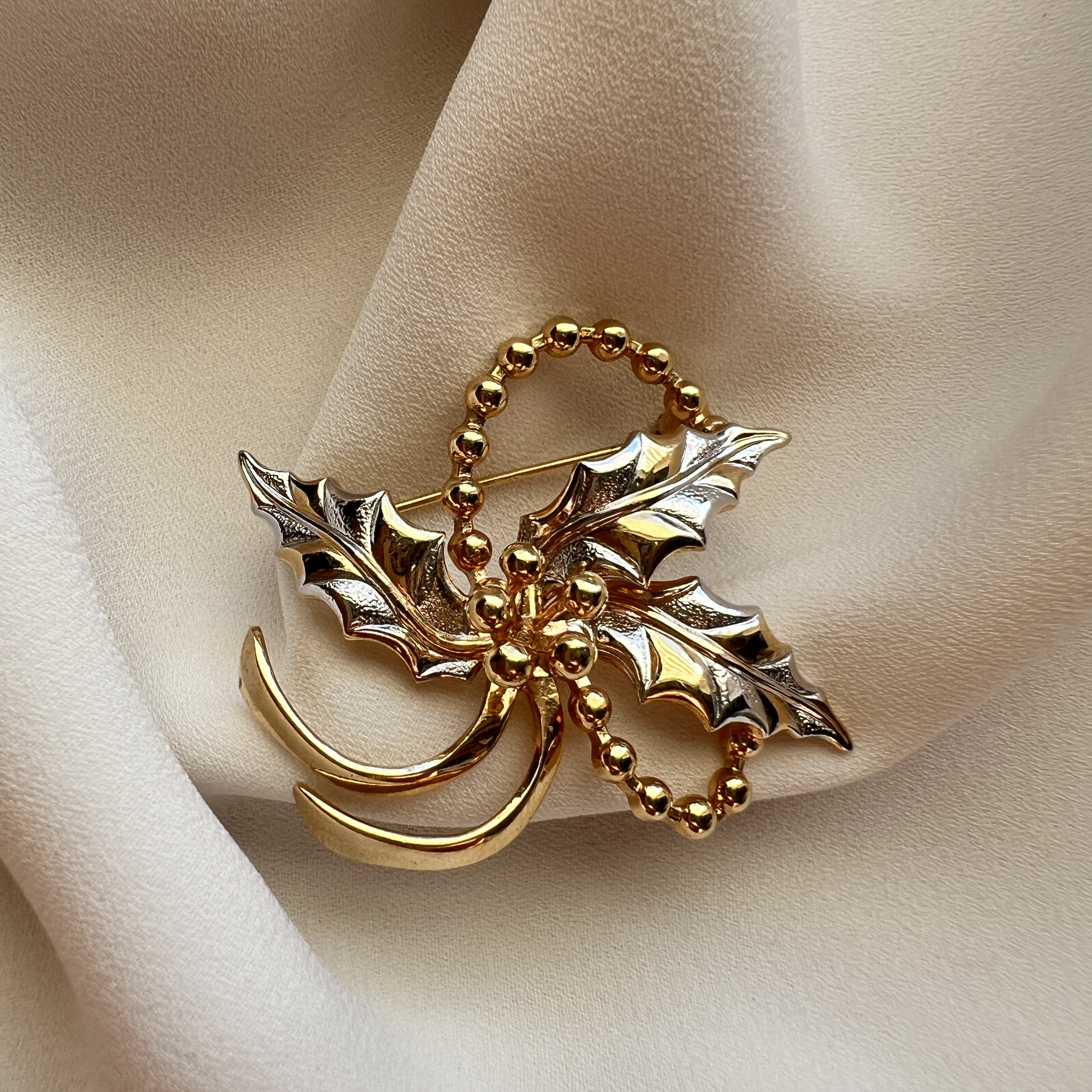 Vintažinė sagė su lapu