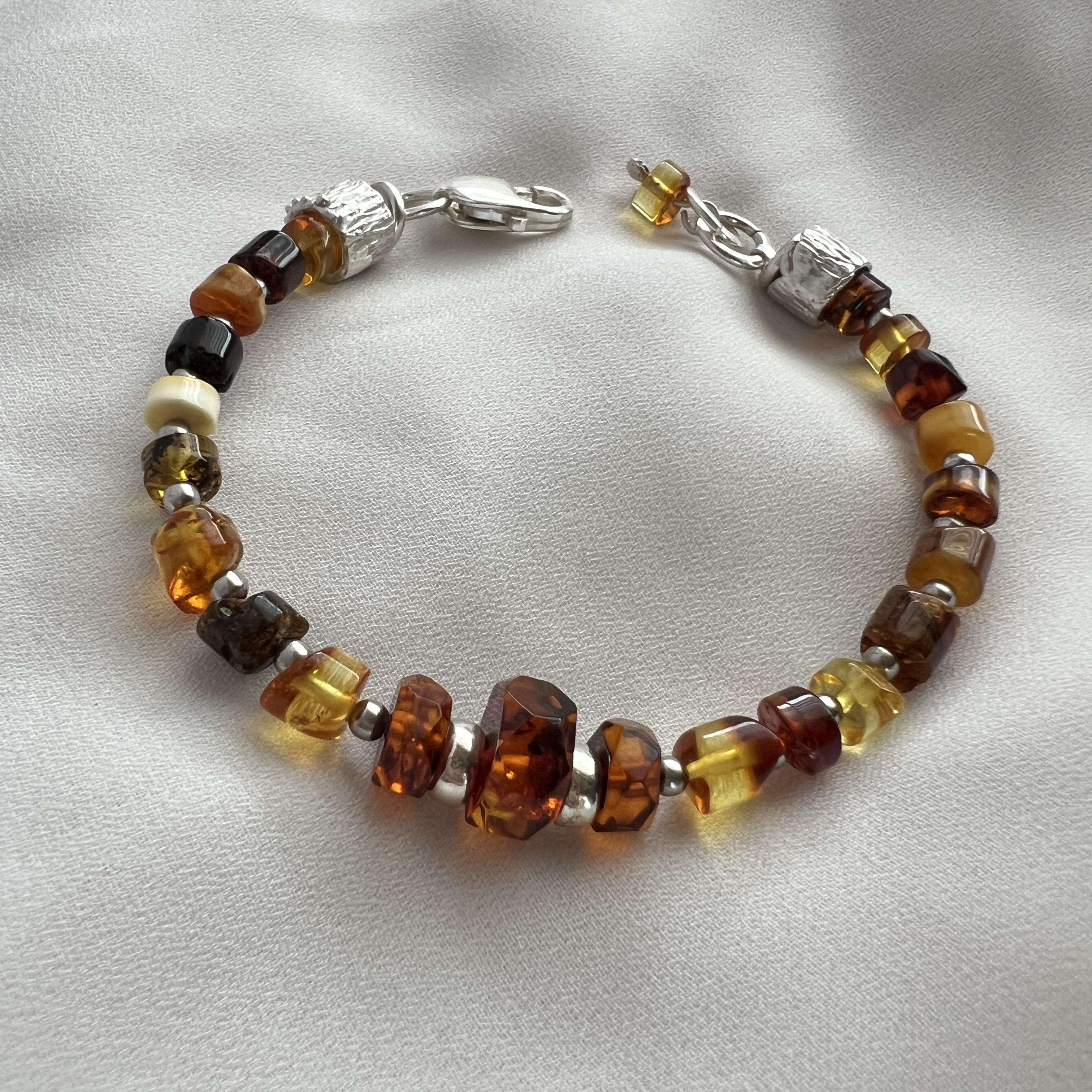 Vienetinė sidabrinė apyrankė su natūraliu gintaru