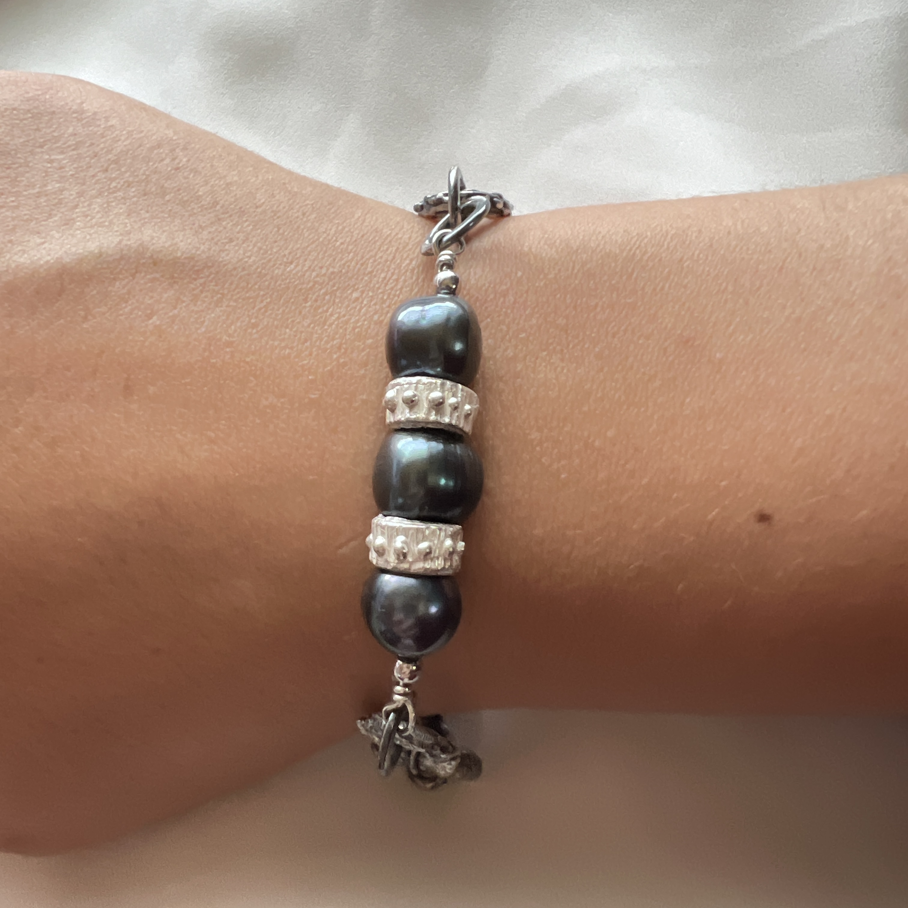 Rankų darbo sidabrinė apyrankė su perlais