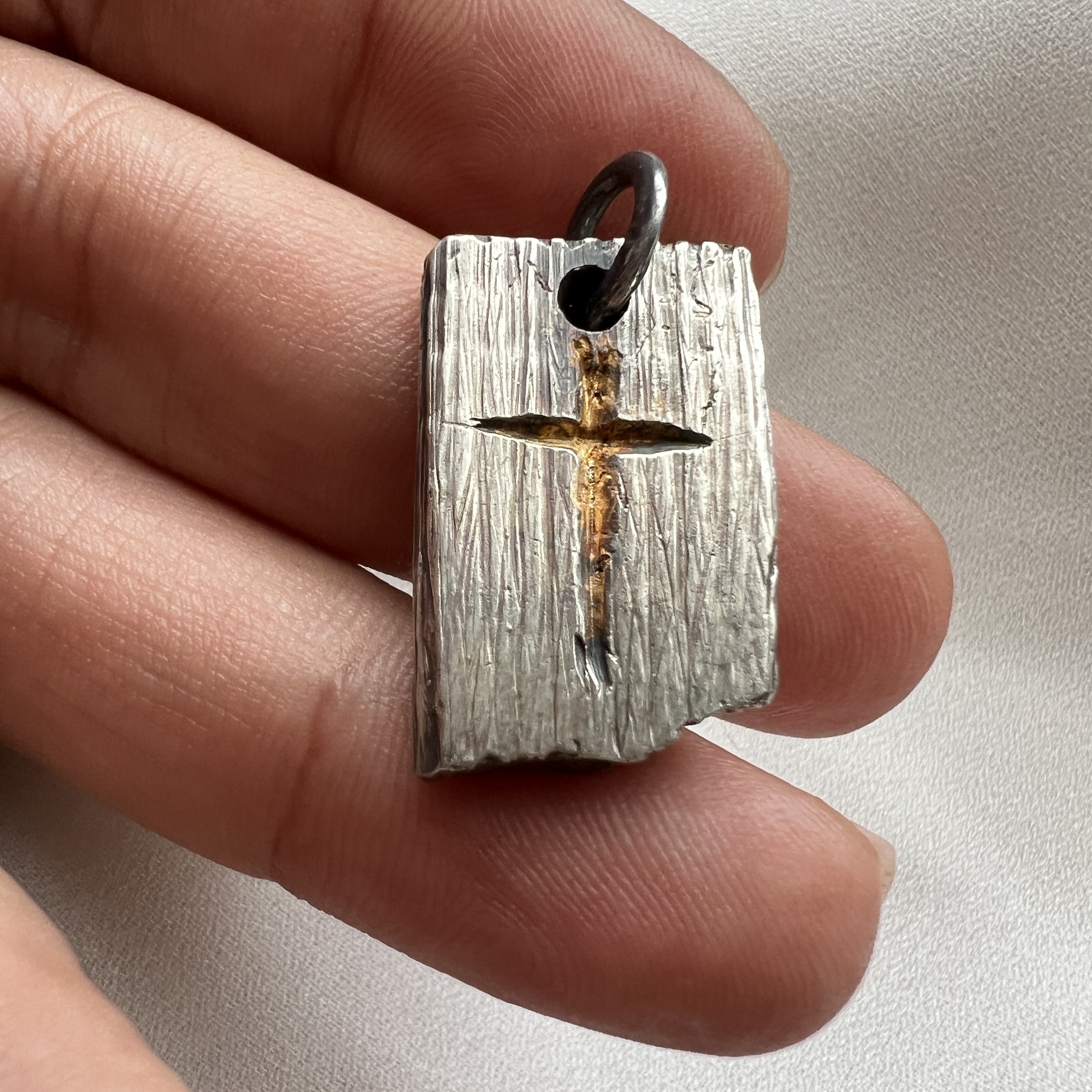 Rankų darbo masyvus sidabrinis kryžiaus pakabukas su 18 ct aukso akcentu