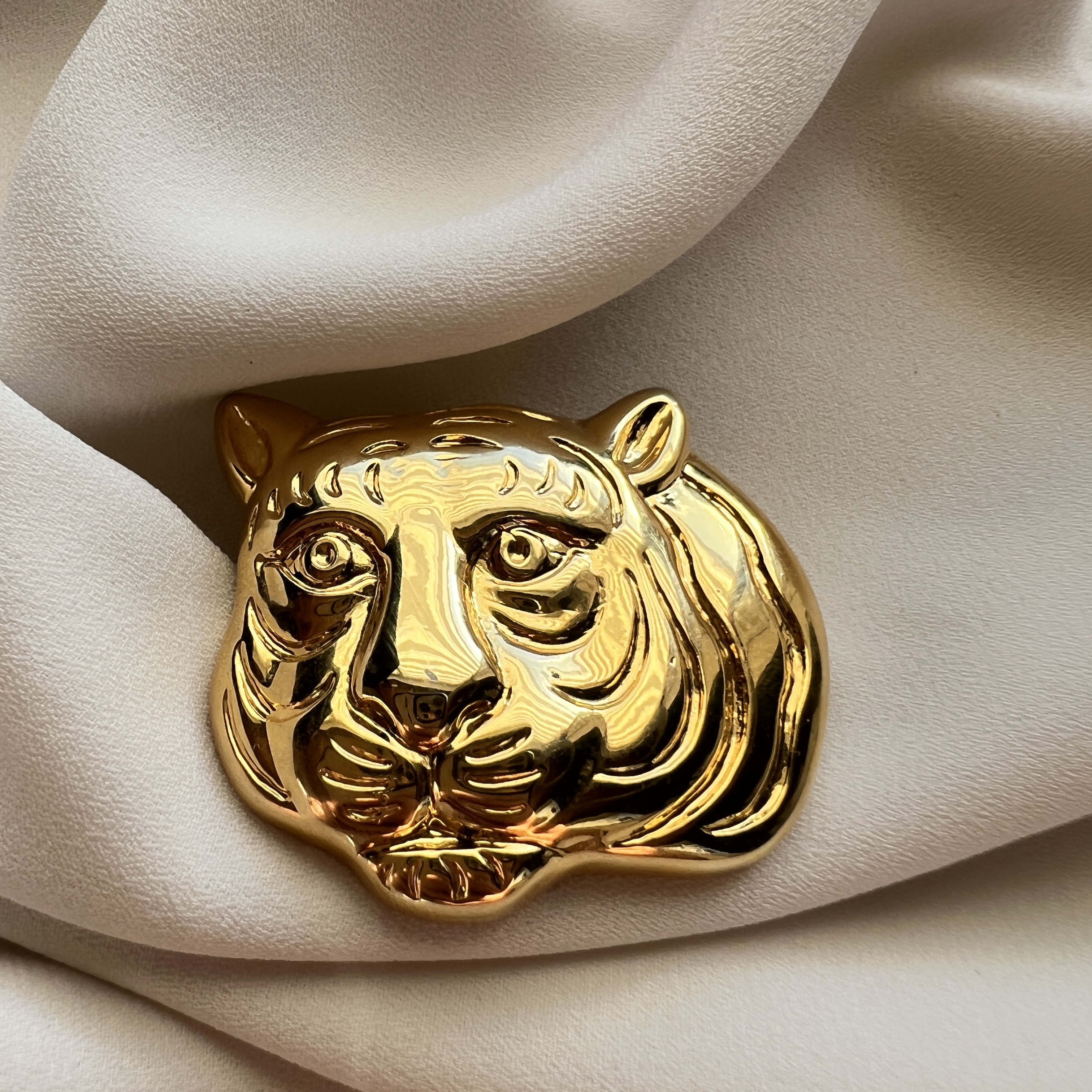 Vintažinė tigro sagė