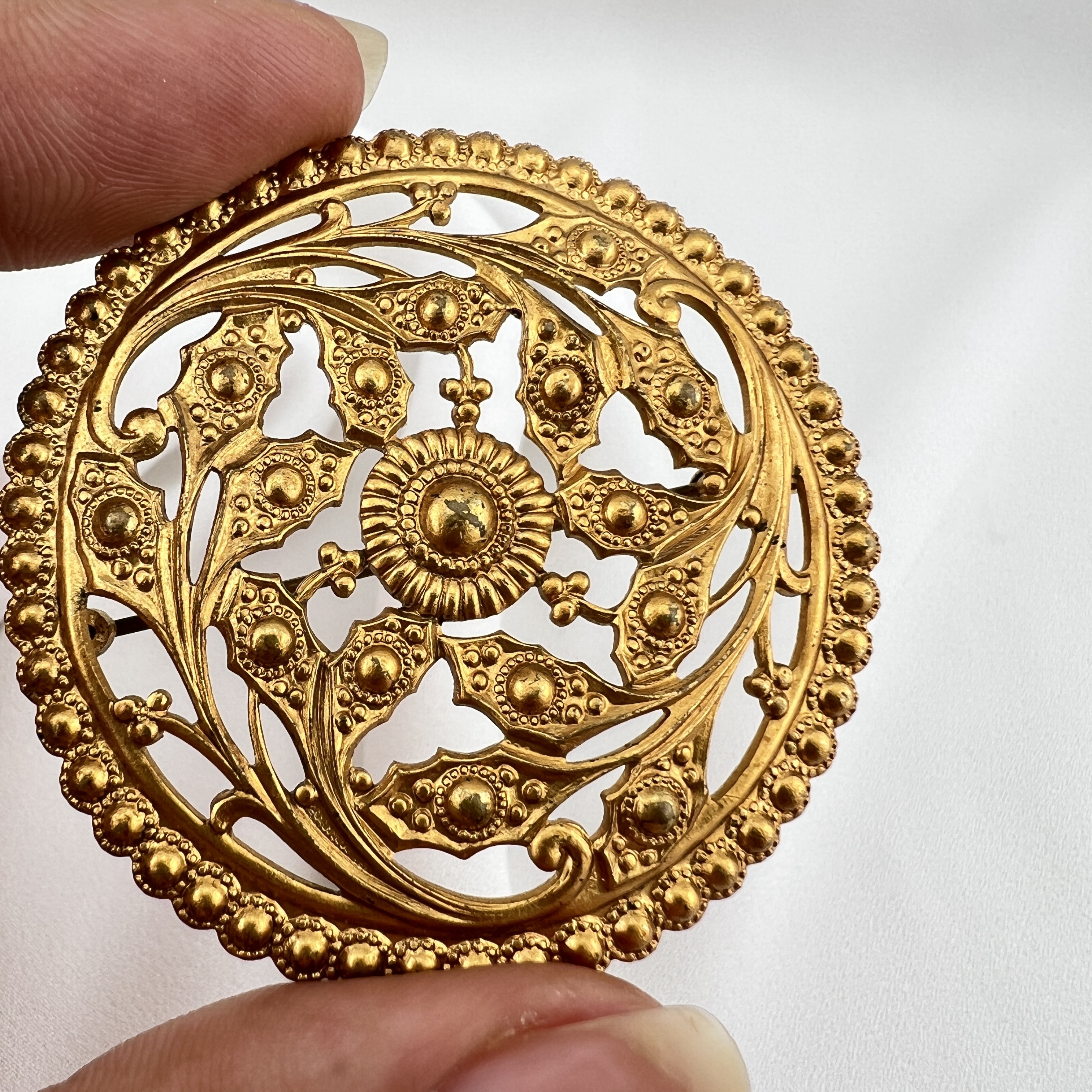Vintažinė Art Nouveau stiliaus sagė – prancūziška elegancija ir lengvumas