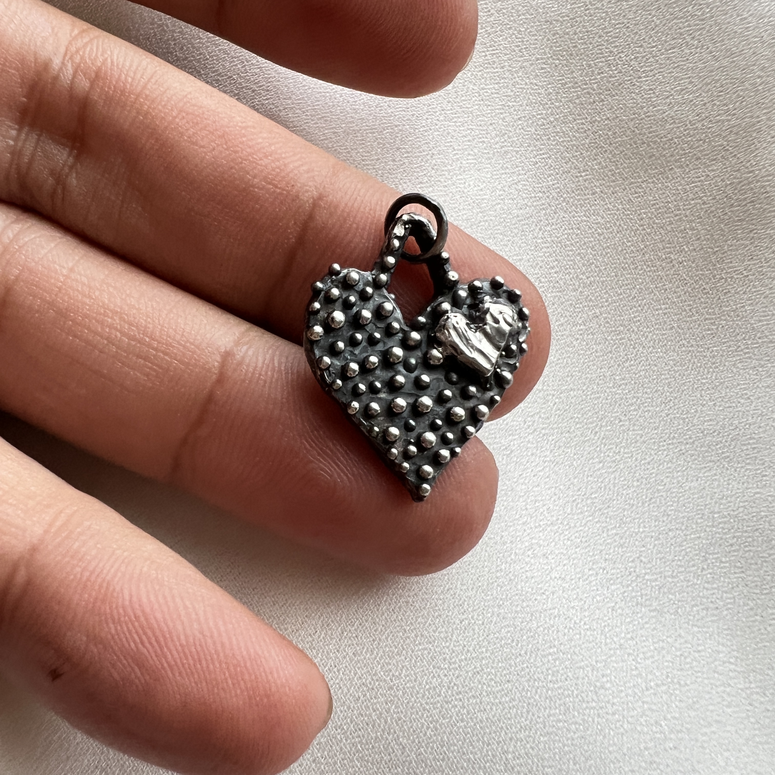 Rankų darbo sidabrinis širdies pakabukas su reljefine tekstūra