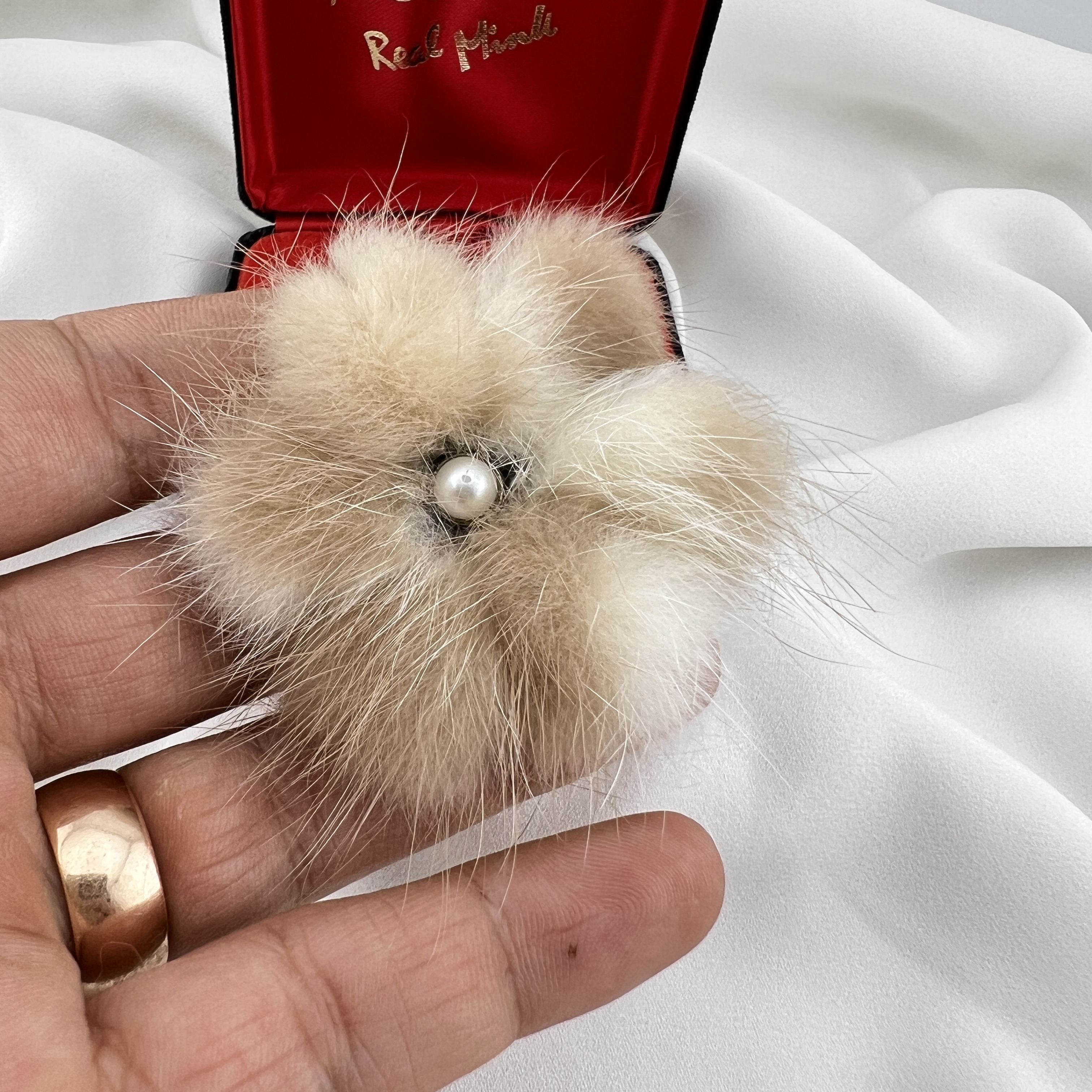 Vintažinė B&E Stratton natūralaus kailio sagė su dėžute