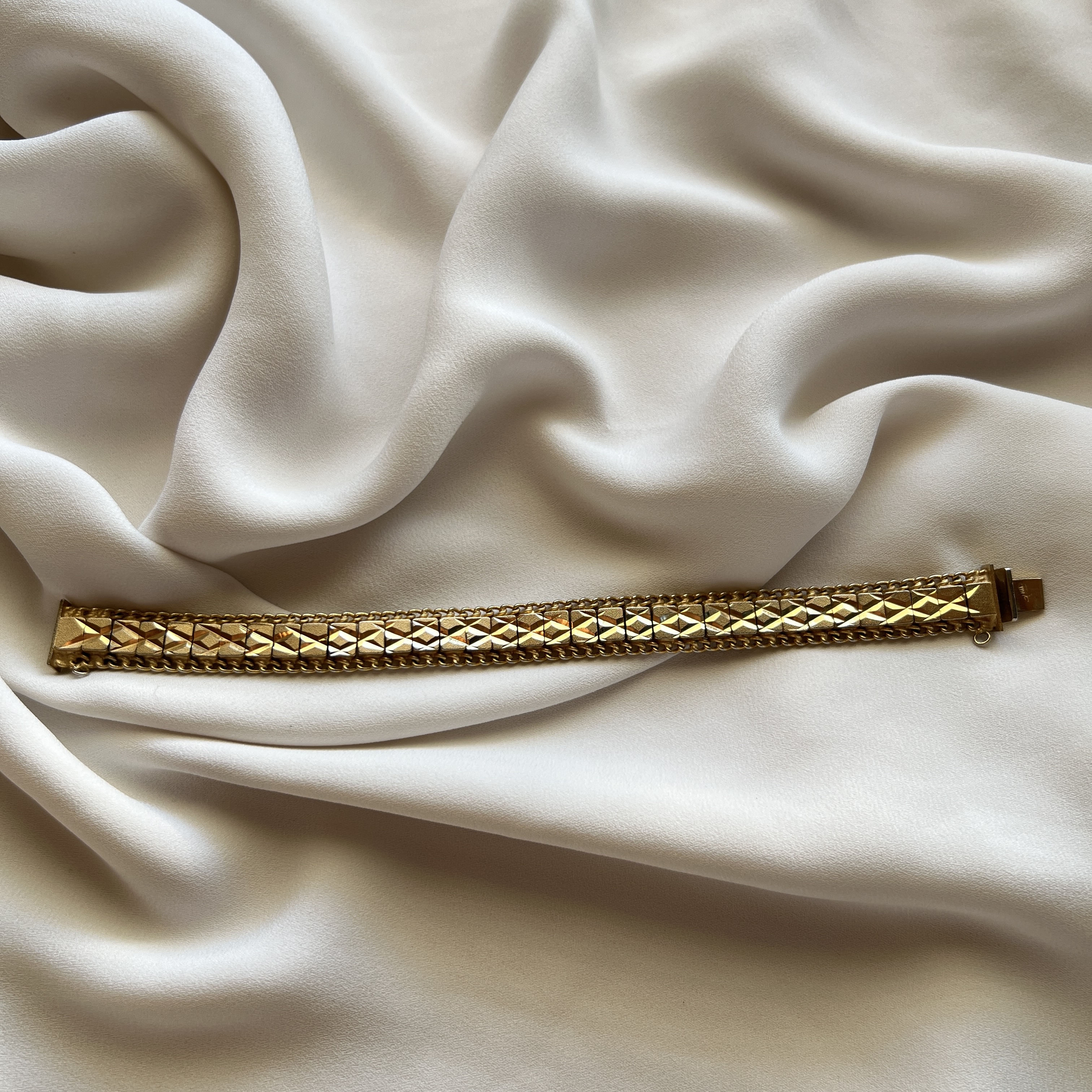 Vintažinė auksuota apyrankė su facetuotais segmentais