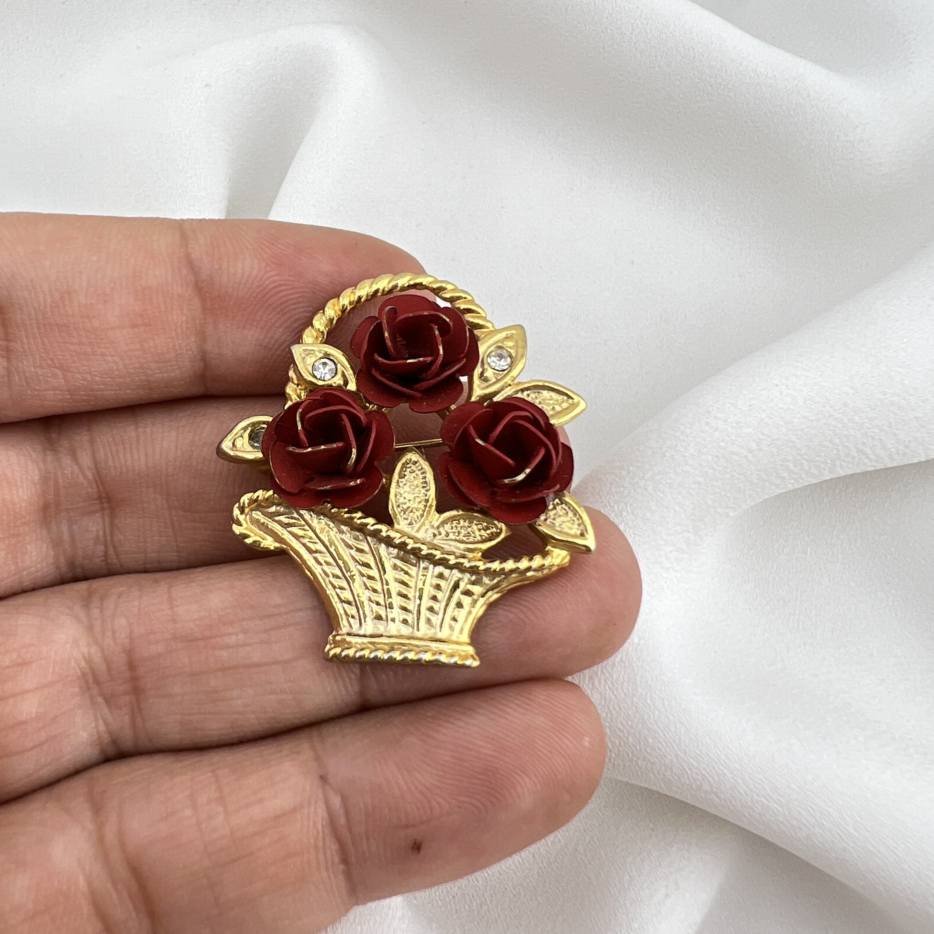 Vintažinė aukso spalvos sagė „Rožių krepšelis“