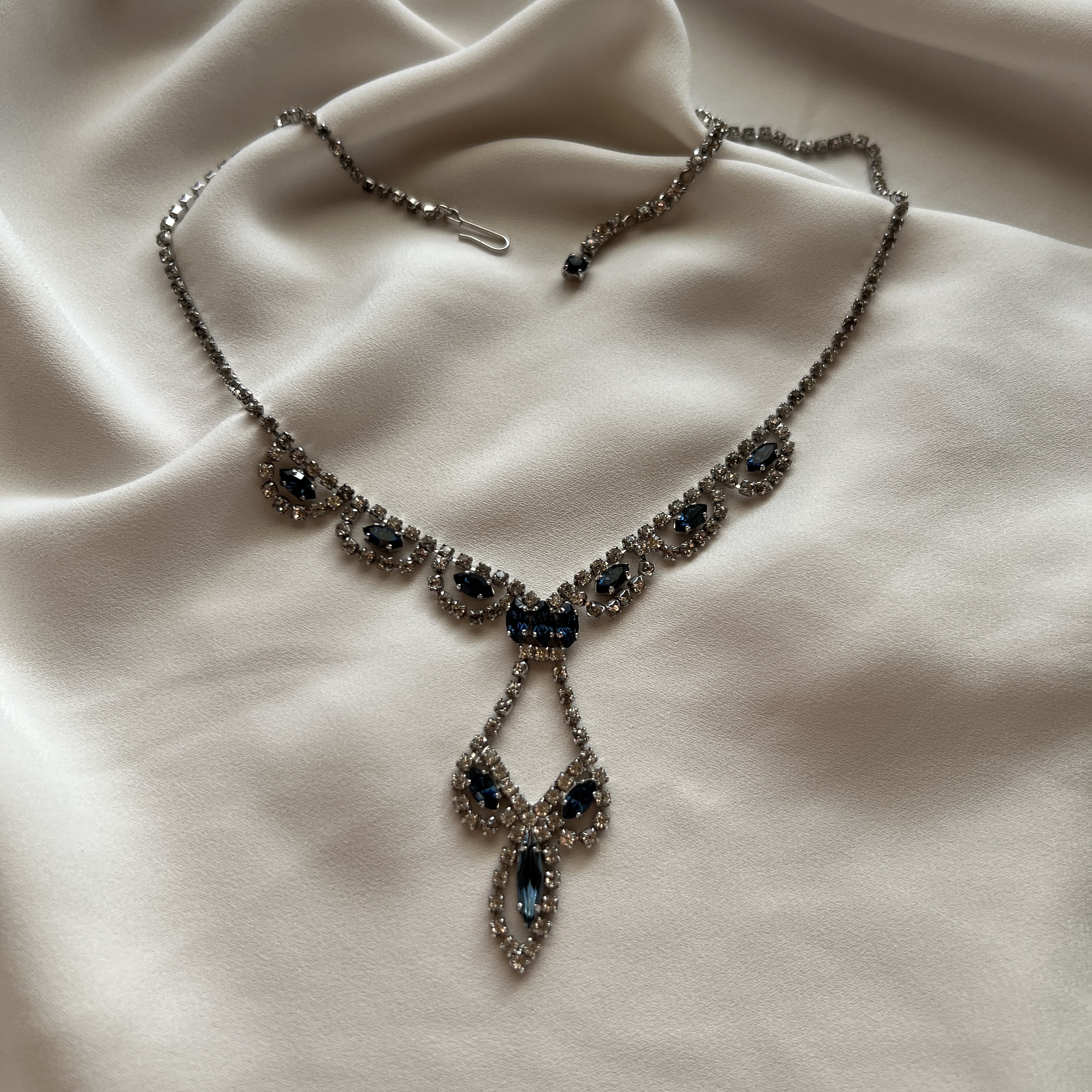 Vintažinis kaklo papuošalas su mėlynais kristalais