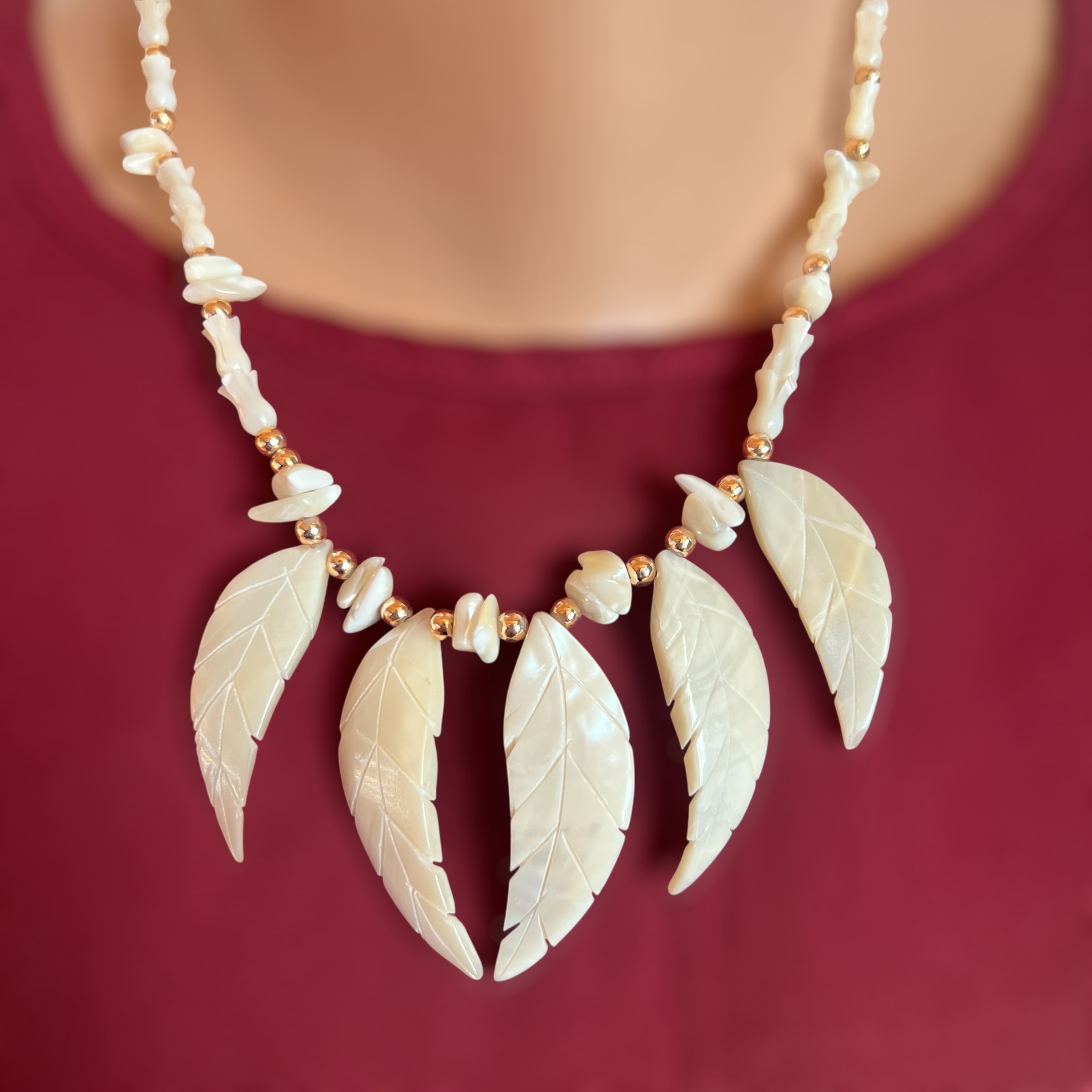 Kaklo papuošalas su kriauklės lapeliais