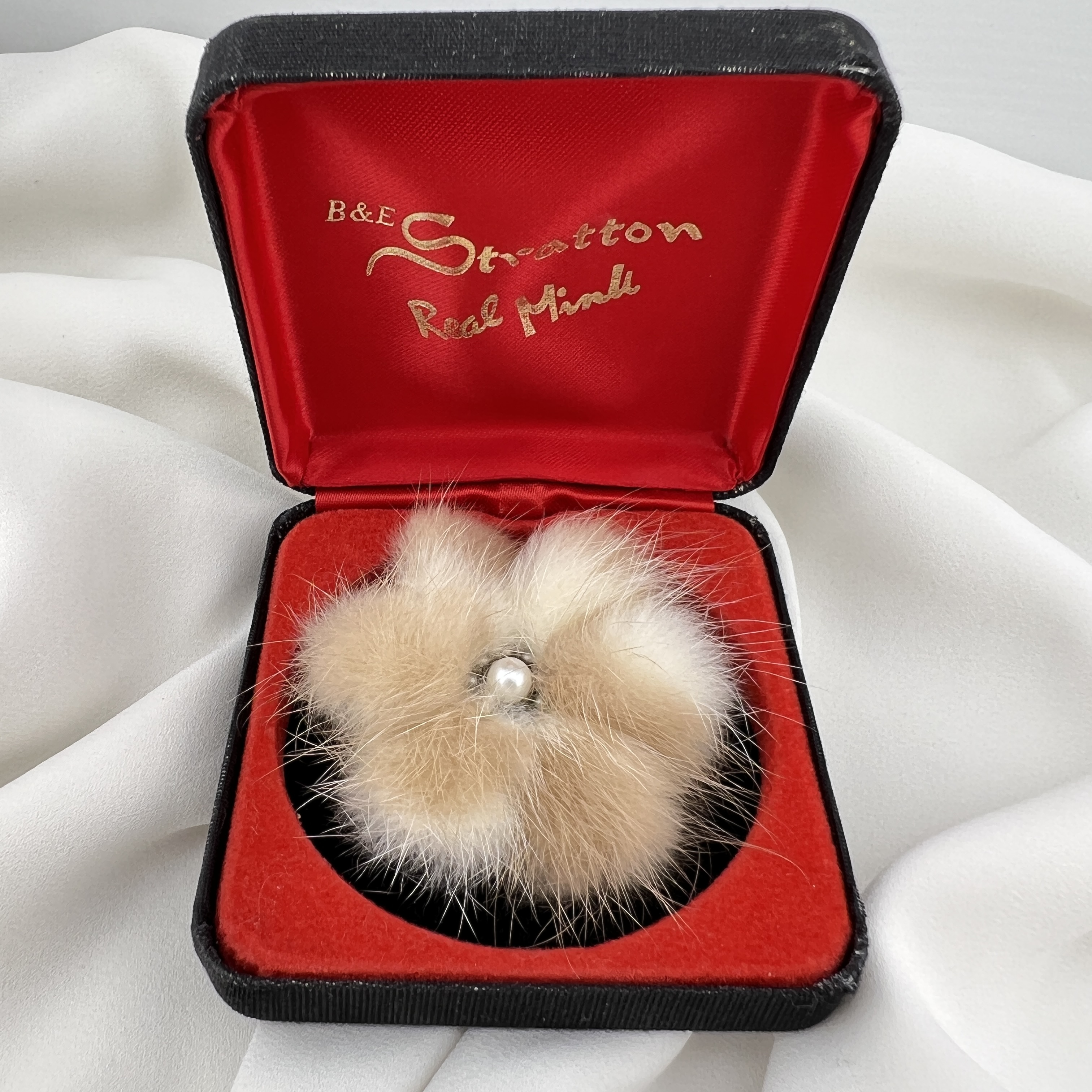 Vintažinė B&E Stratton natūralaus kailio sagė su dėžute