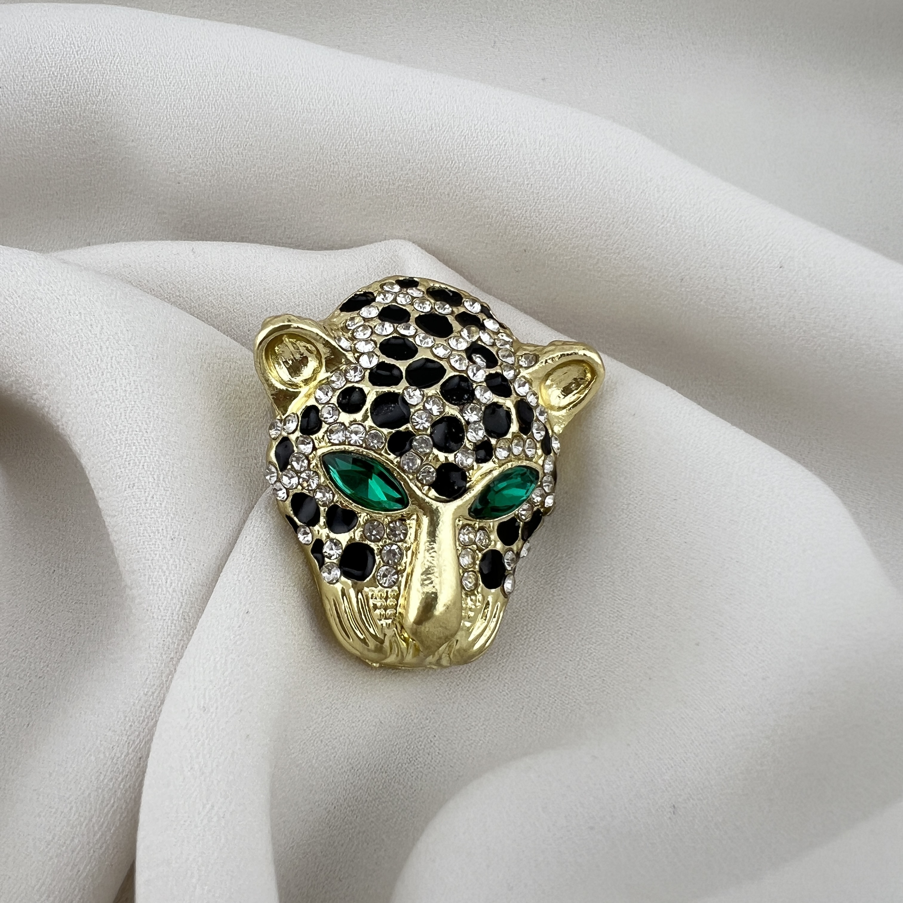 Aukso spalvos sagė „Leopardo žvilgsnis“