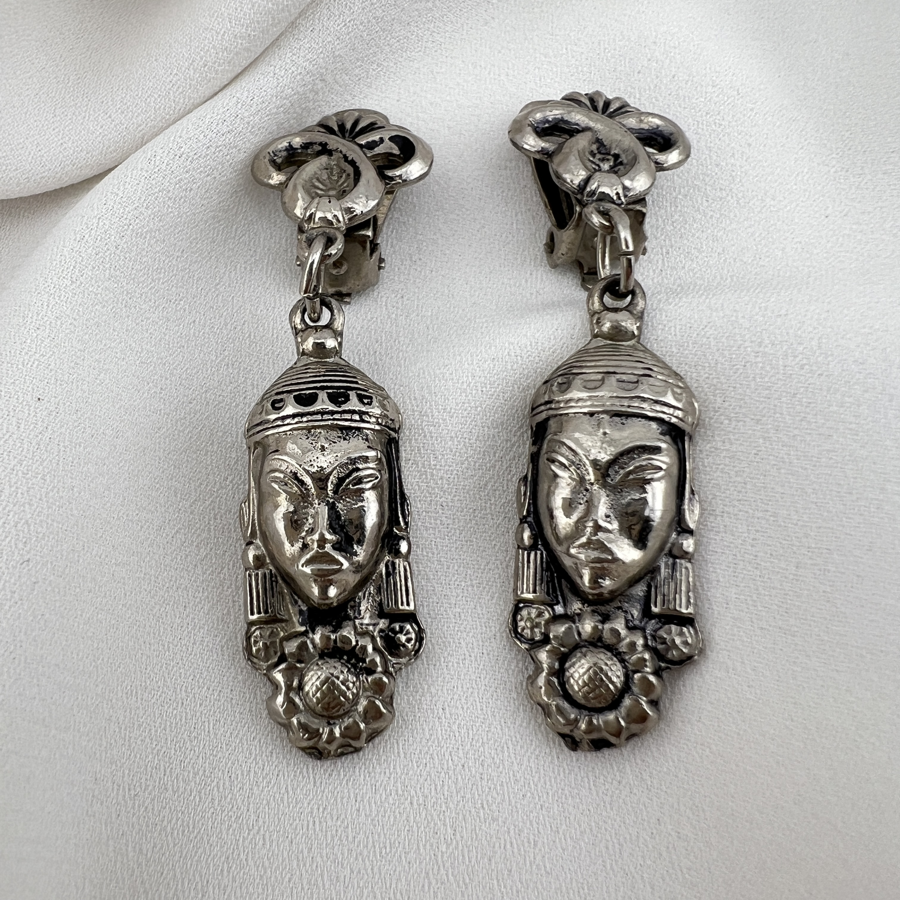 Sidabro spalvos vintažiniai klipsai „Genties kaukės“