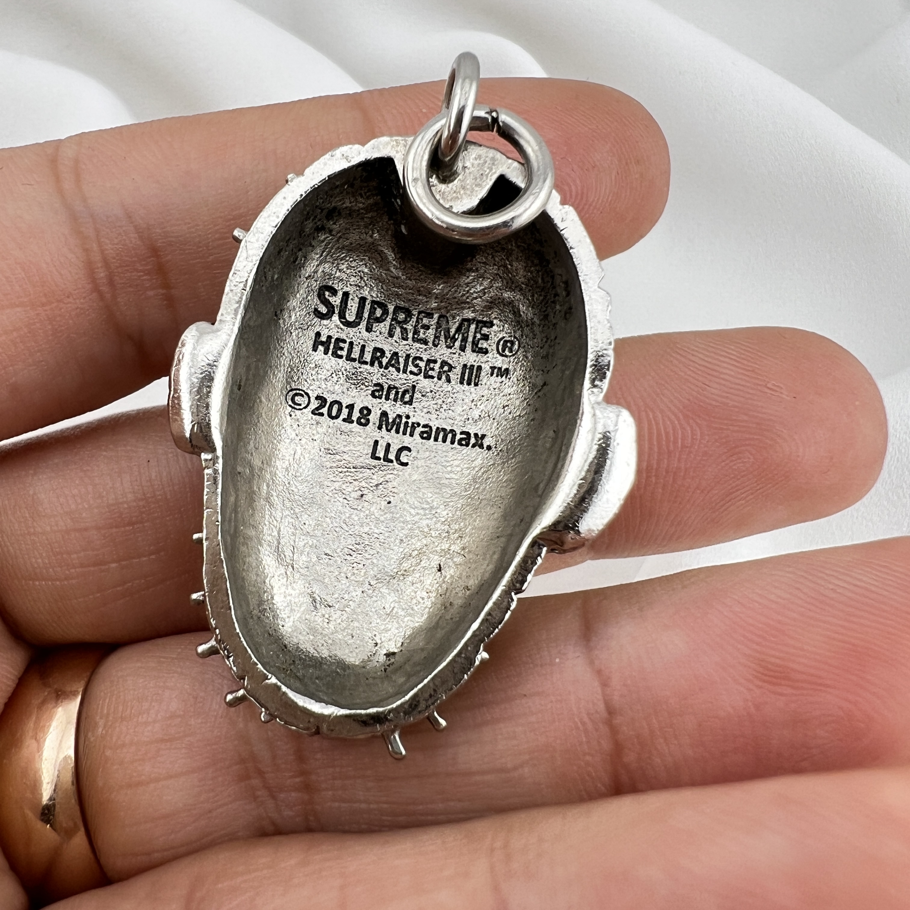 Kolekcinis Supreme x Hellraiser „Pinhead“ pakabukas (2018)