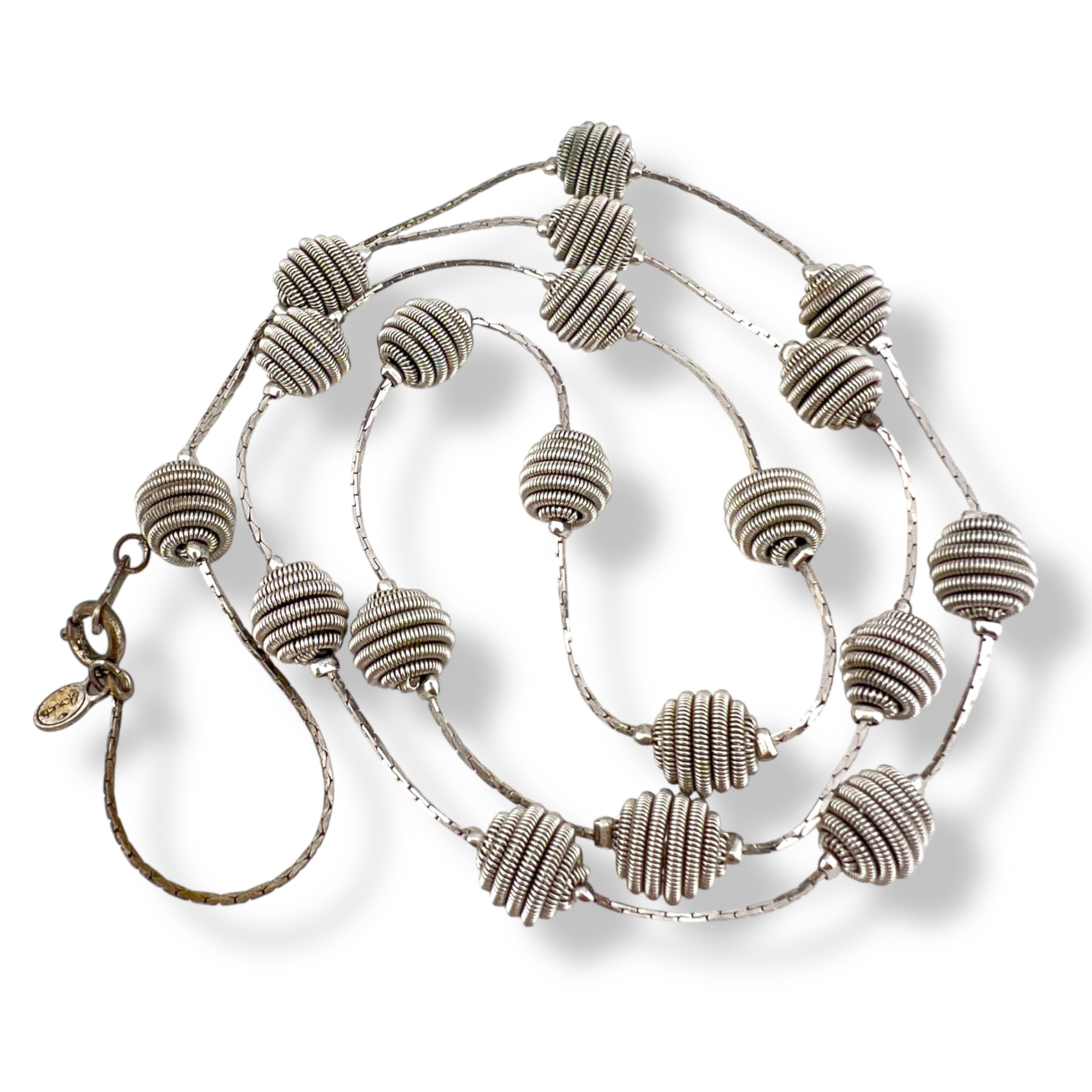 Sidabro spalvos ilgas Monet vėrinys