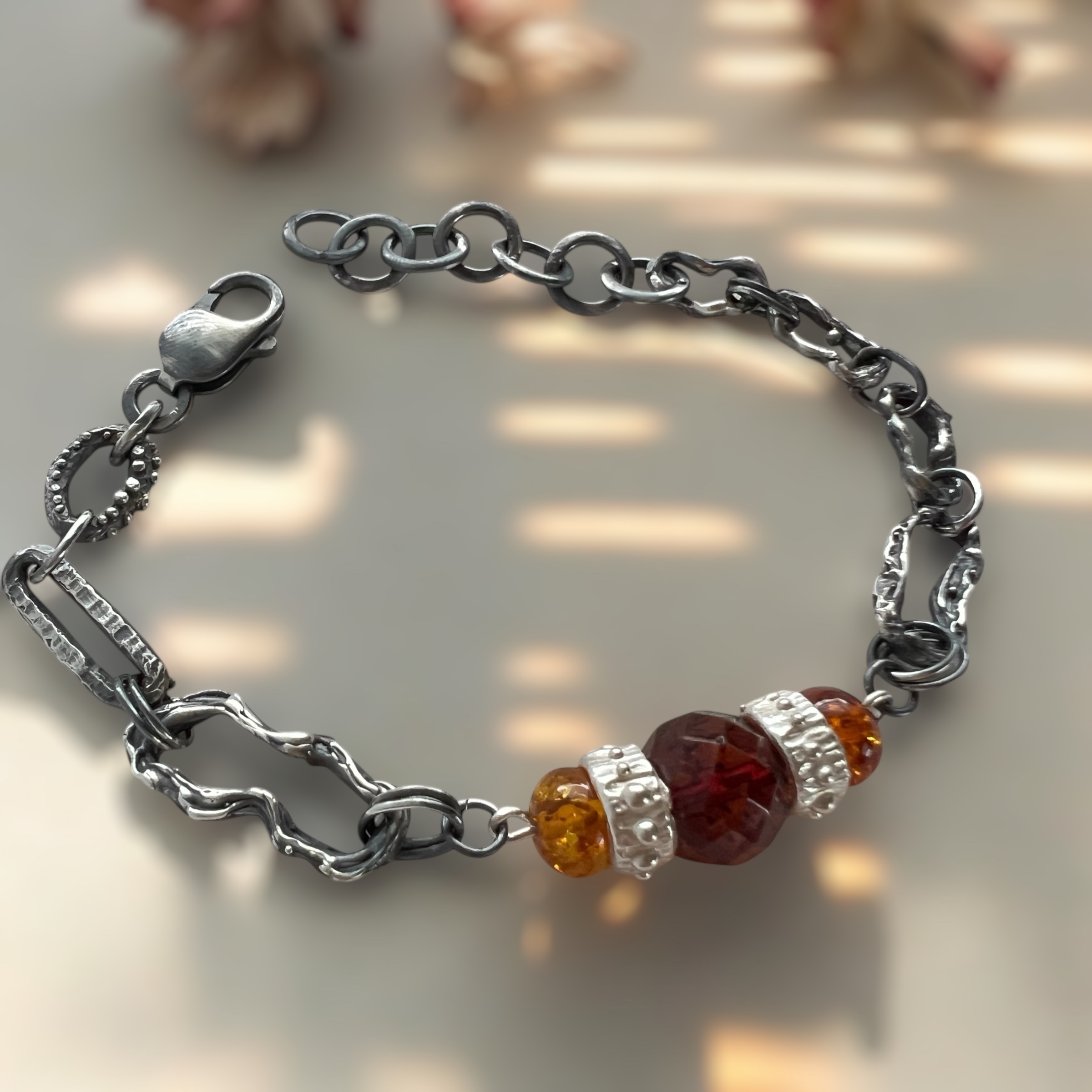 Vienetinė rankų darbo sidabro apyrankė su gintaru