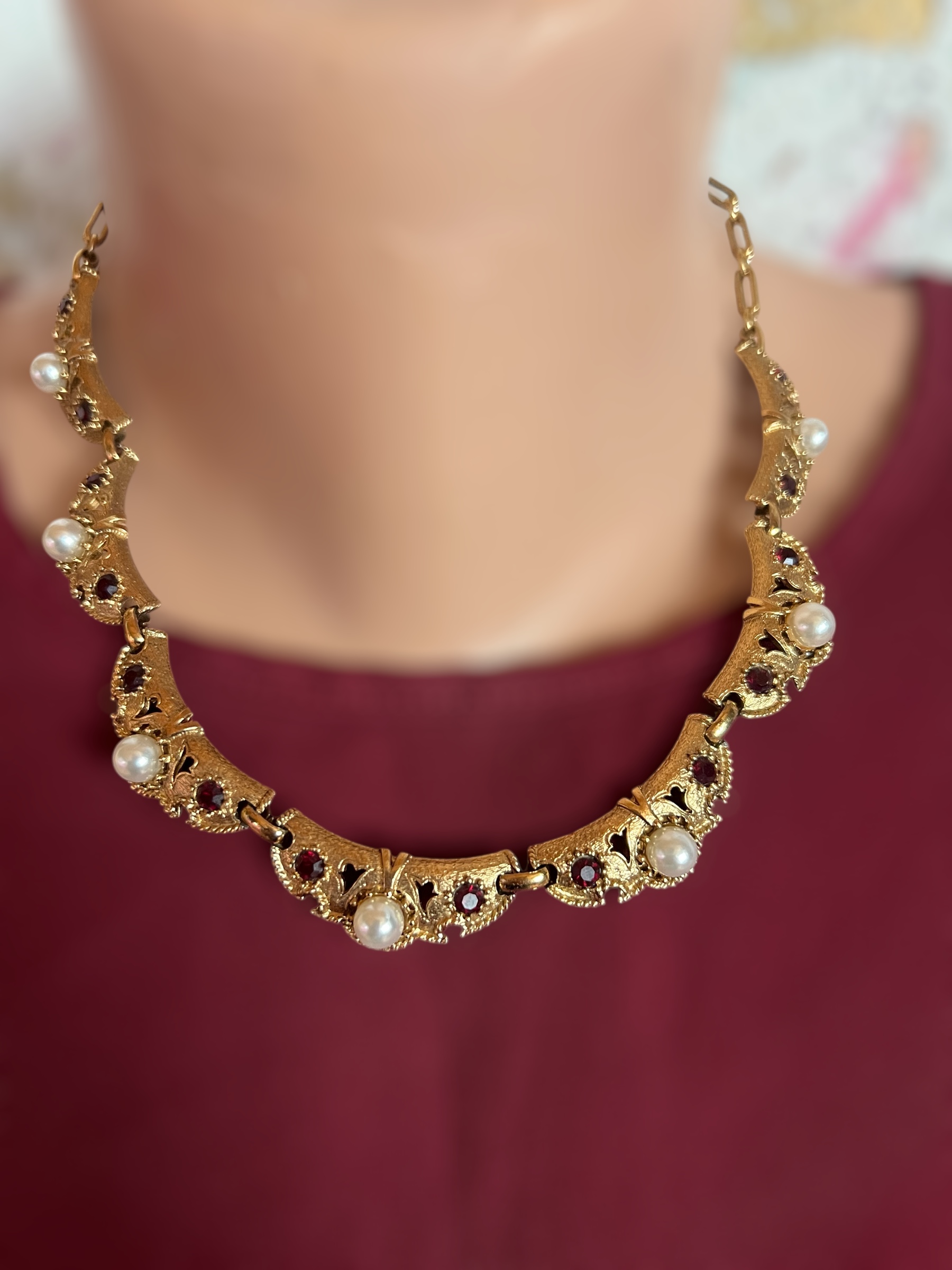 Vintažinis paauksuotas vėrinys su perlai̇s ir tamsiais akmenimis