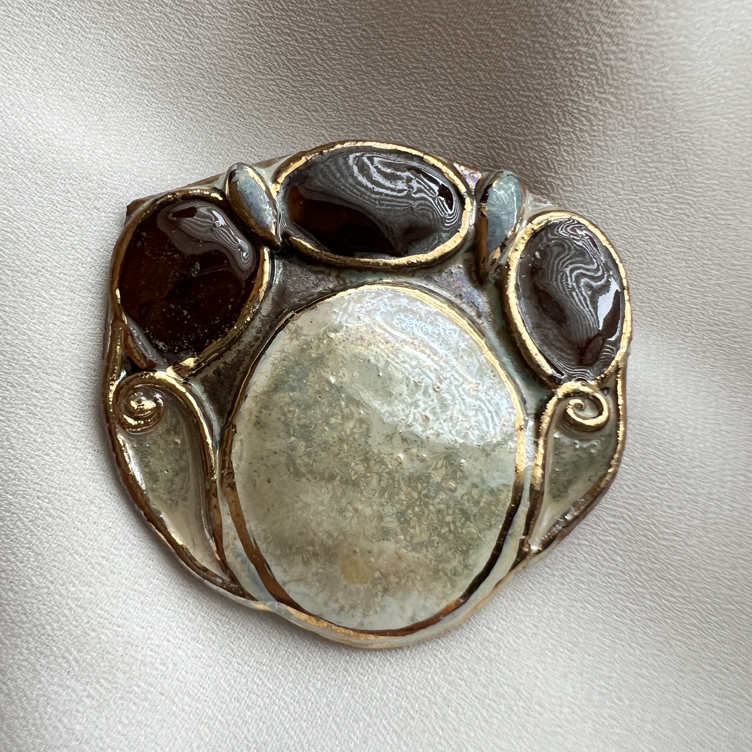 Vintažinė abstrakti segė, organiškų formų