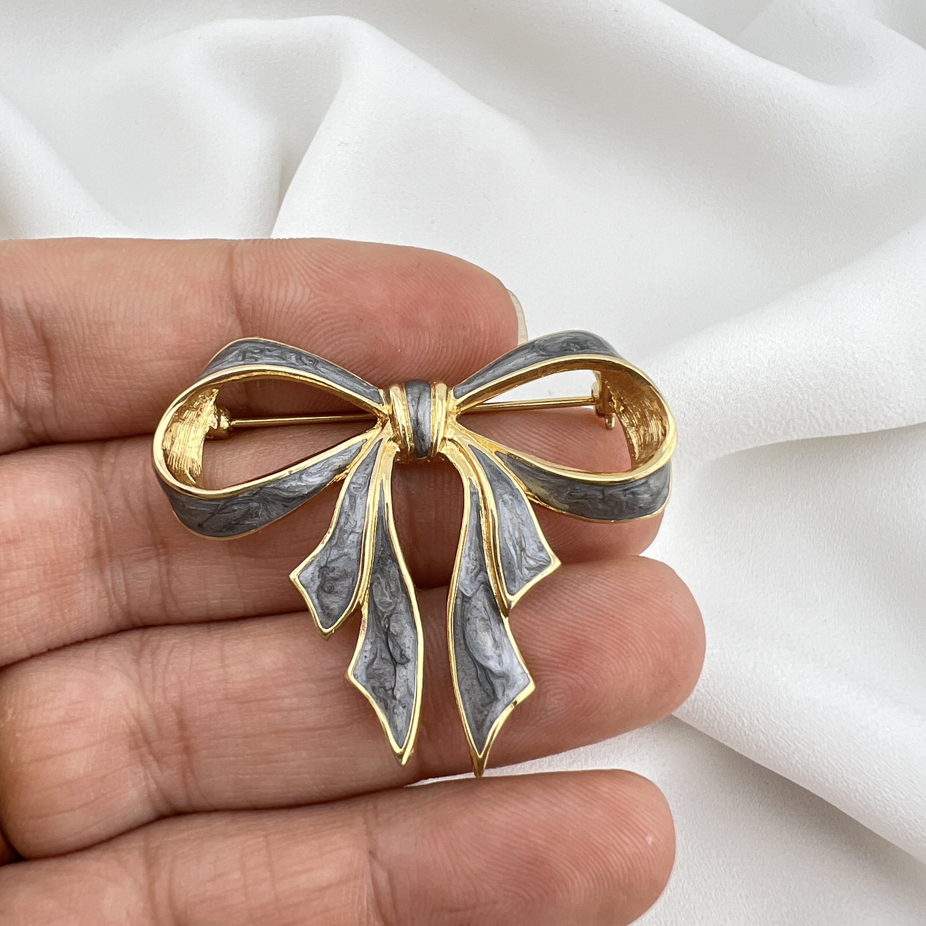 Vintažinė dviejų tonų kaspino sagė