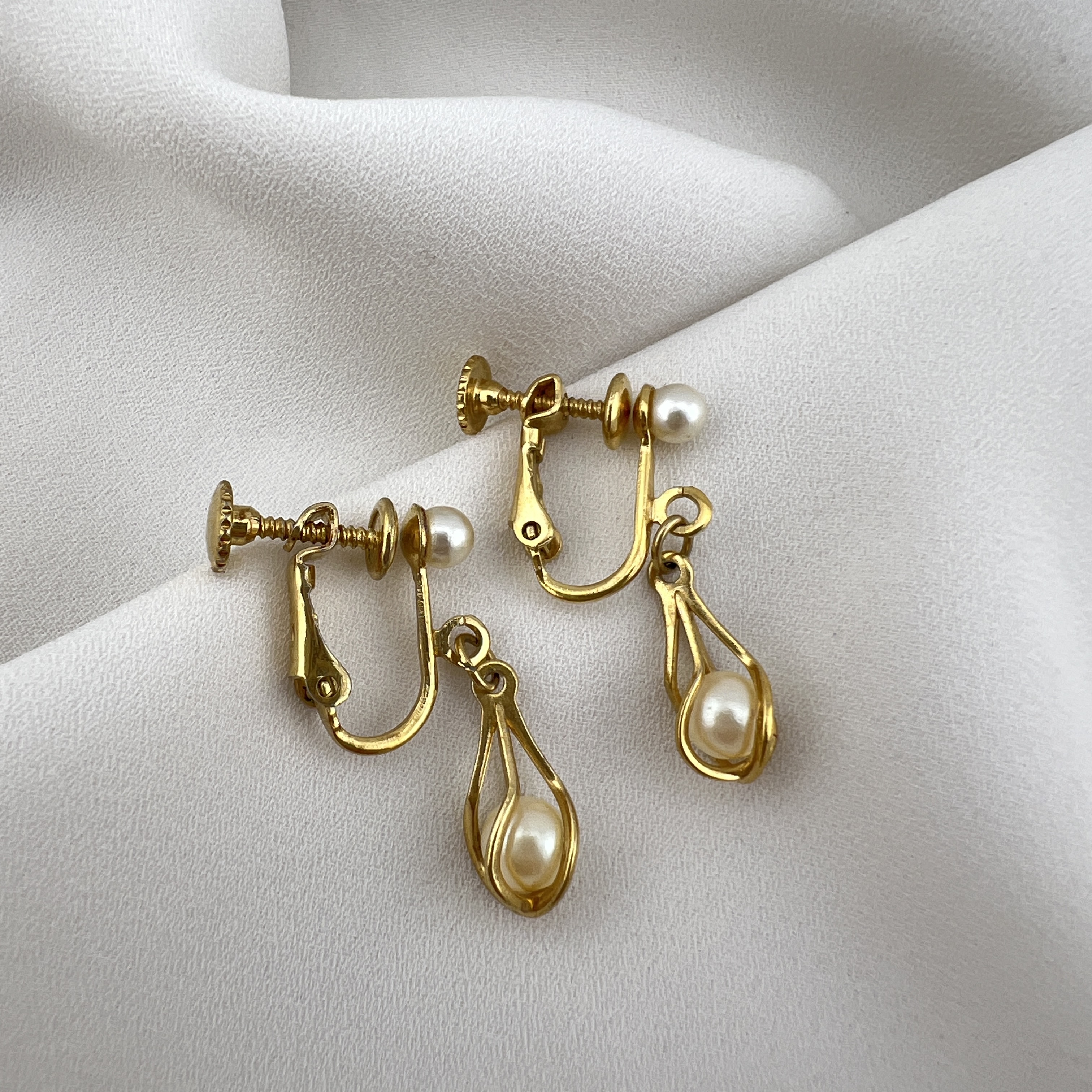 Vintažiniai aukso spalvos Napier auskarai su „caged“ perlais