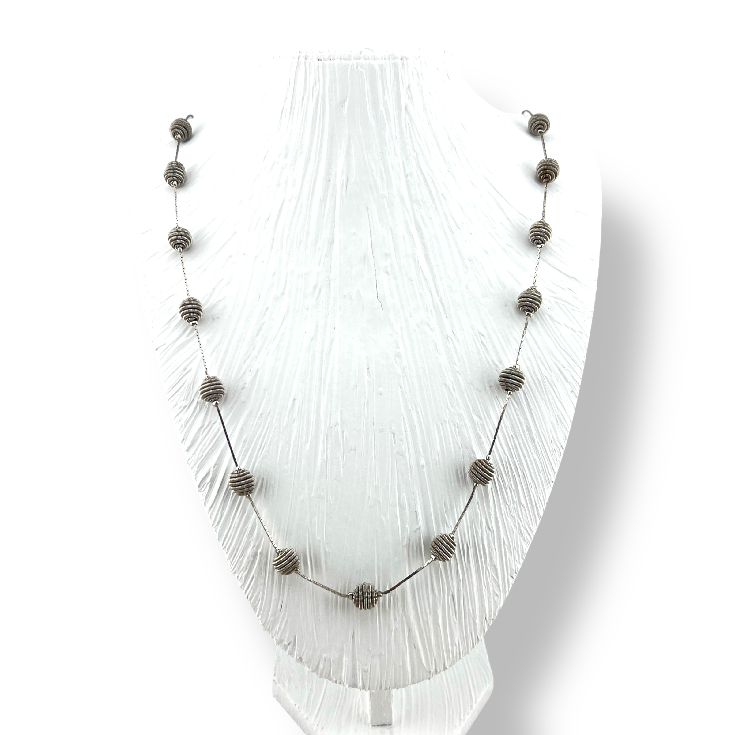 Sidabro spalvos ilgas Monet vėrinys