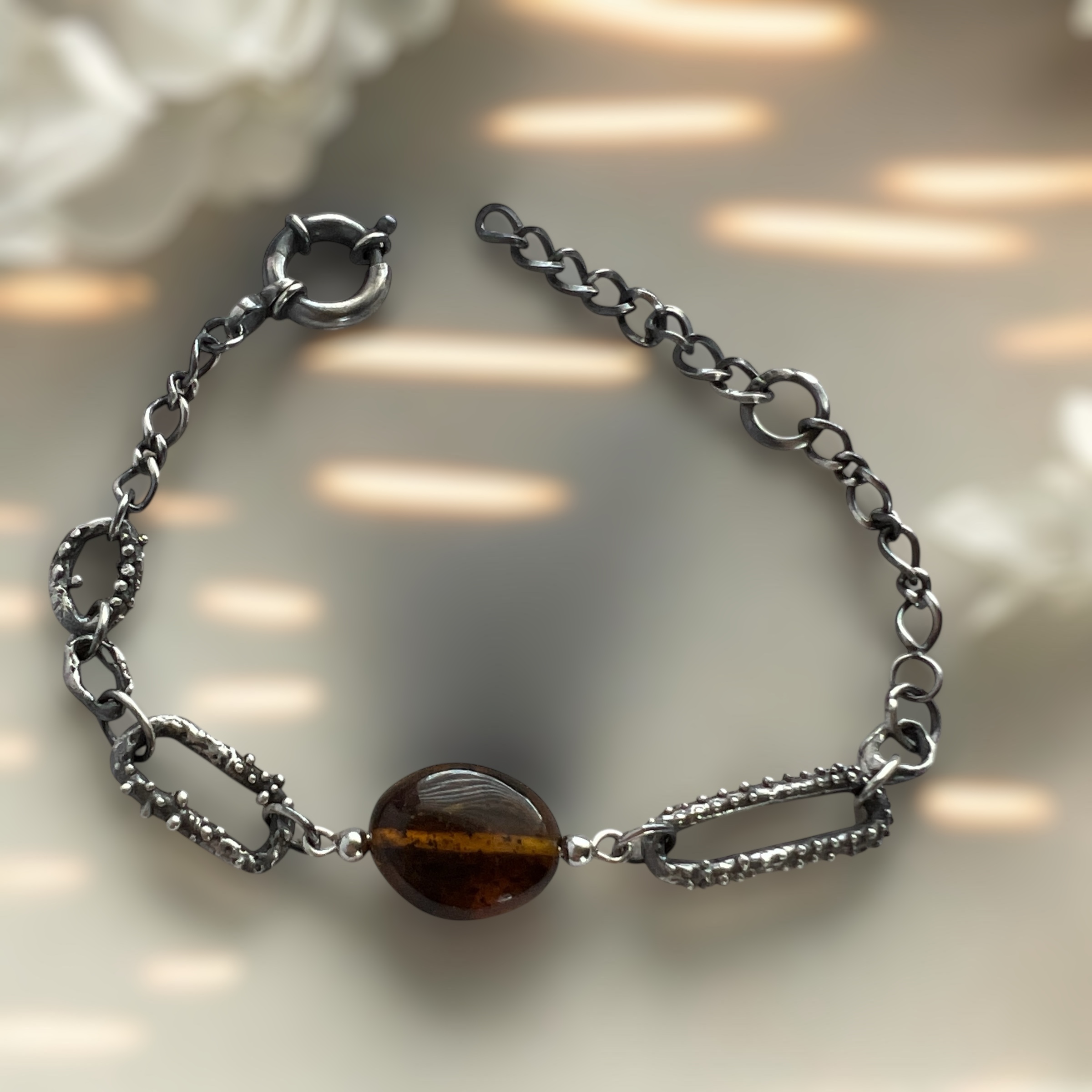 Rankų darbo oksiduoto sidabro apyrankė su gintaru