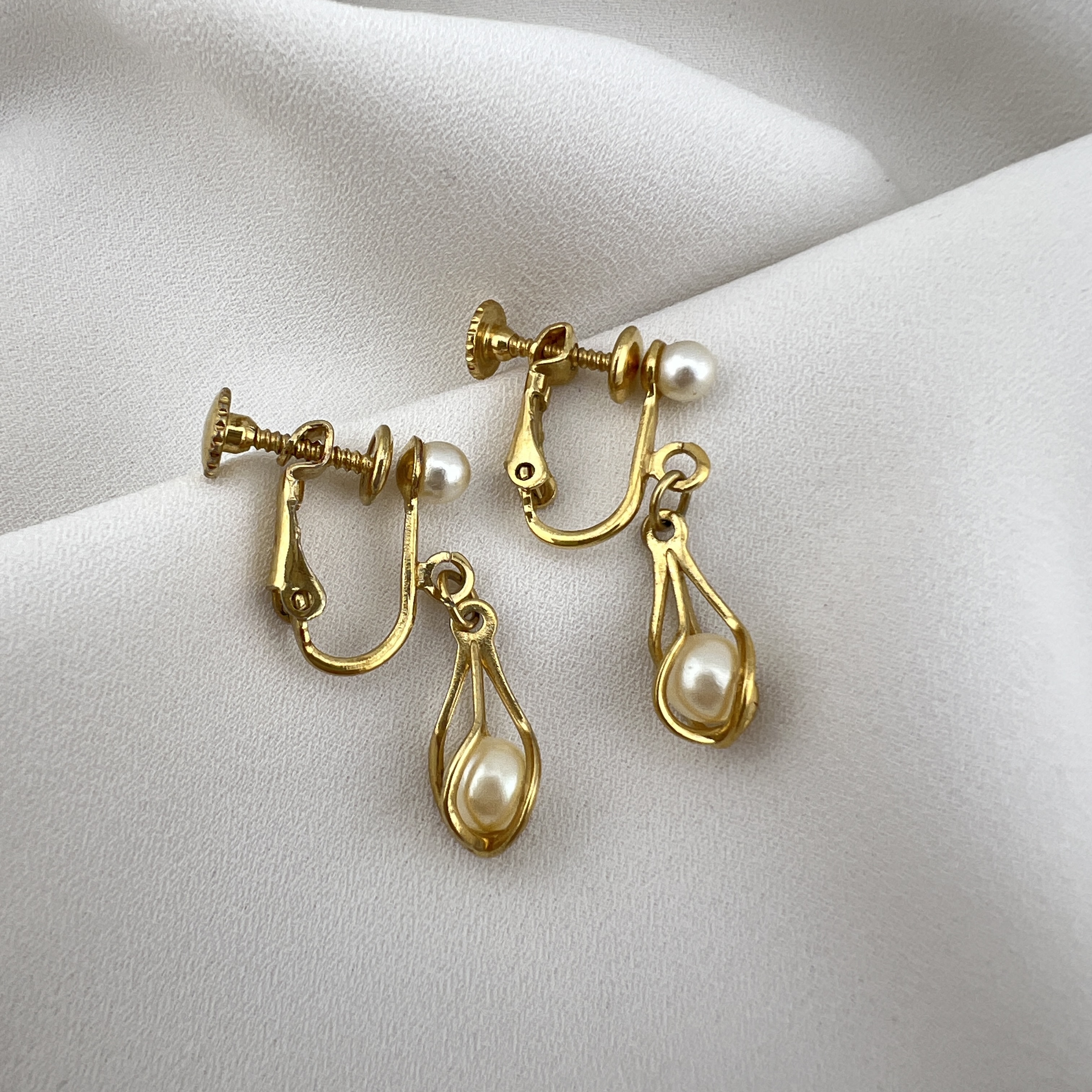 Vintažiniai aukso spalvos Napier auskarai su „caged“ perlais