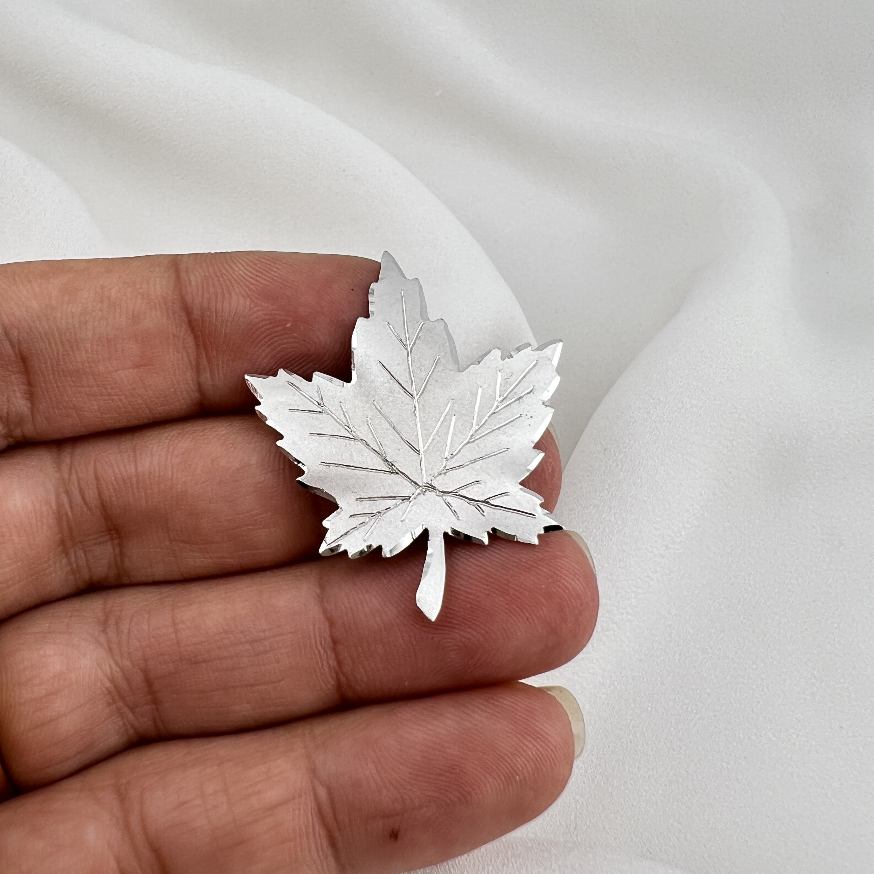 🍁 Sidabrinis ruduo: Klevo lapo sagė