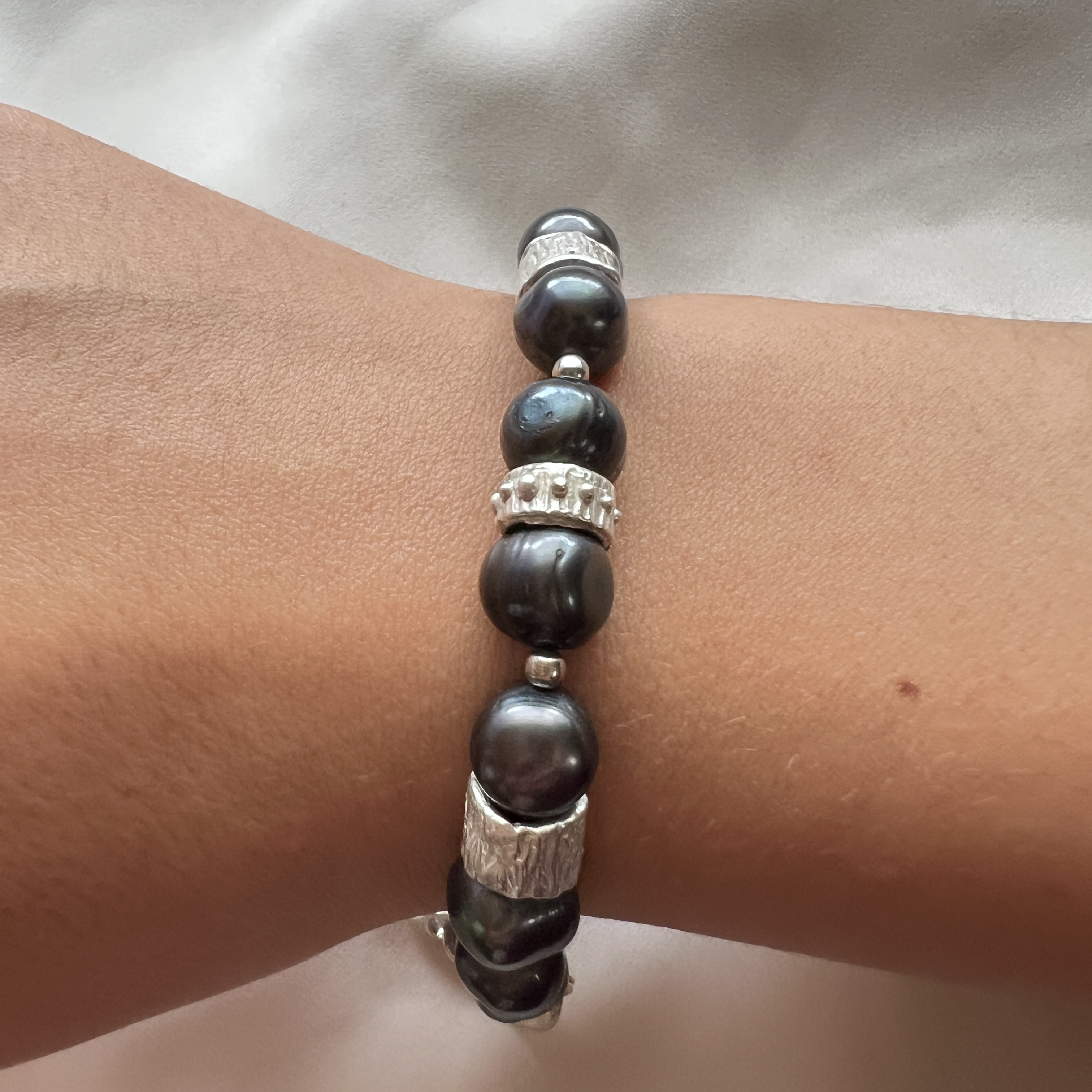 Rankų darbo sidabrinė apyrankė su perlais