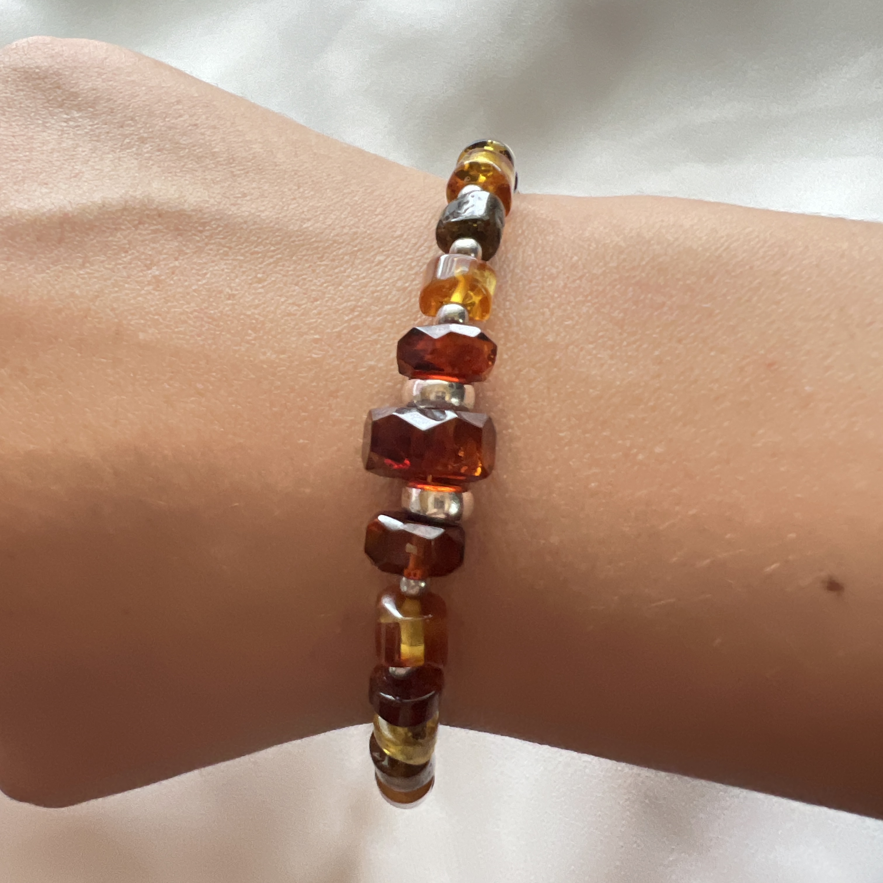 Vienetinė sidabrinė apyrankė su natūraliu gintaru