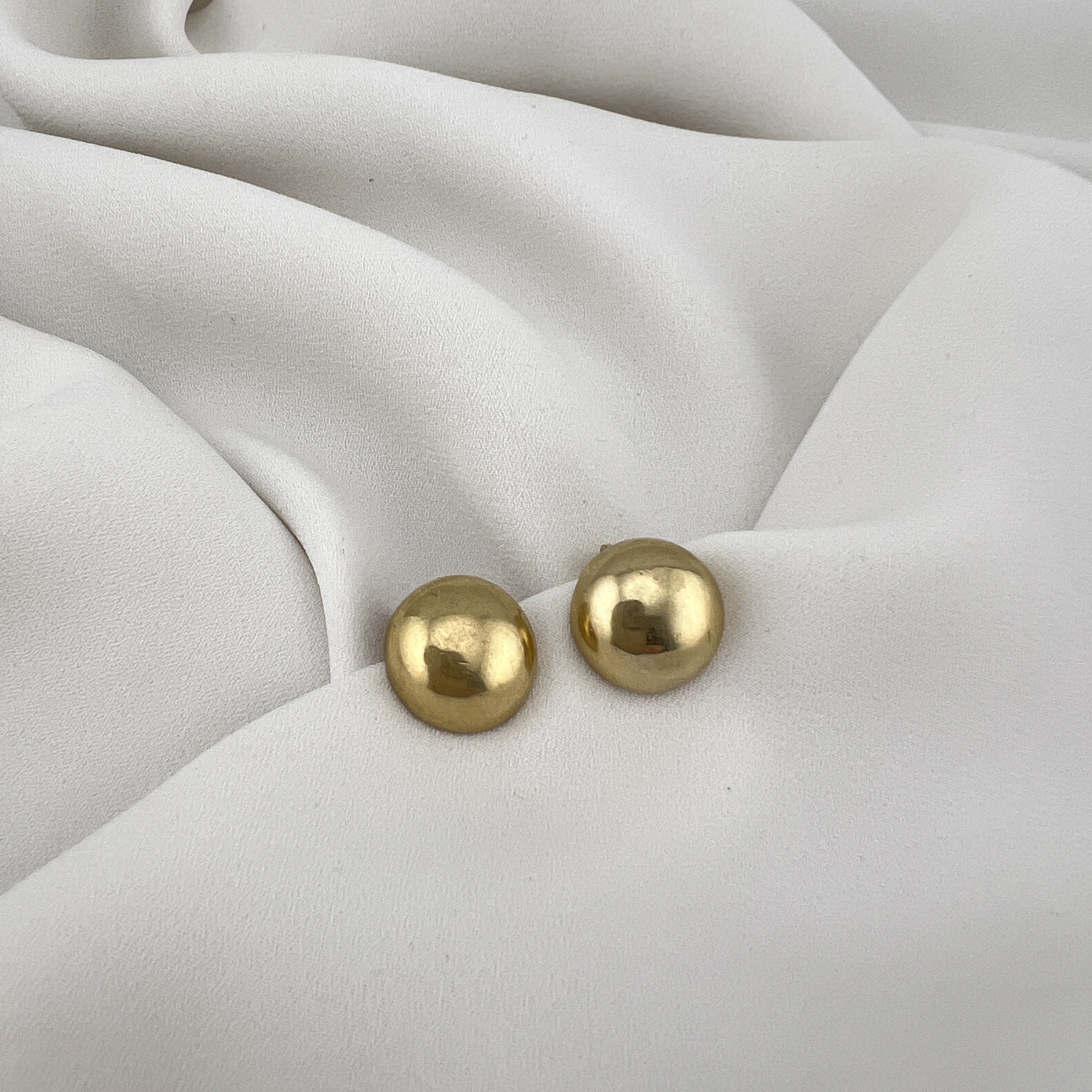 Vintažiniai aukso spalvos auskarai klipsai -burbuliukai su „M“ žyma